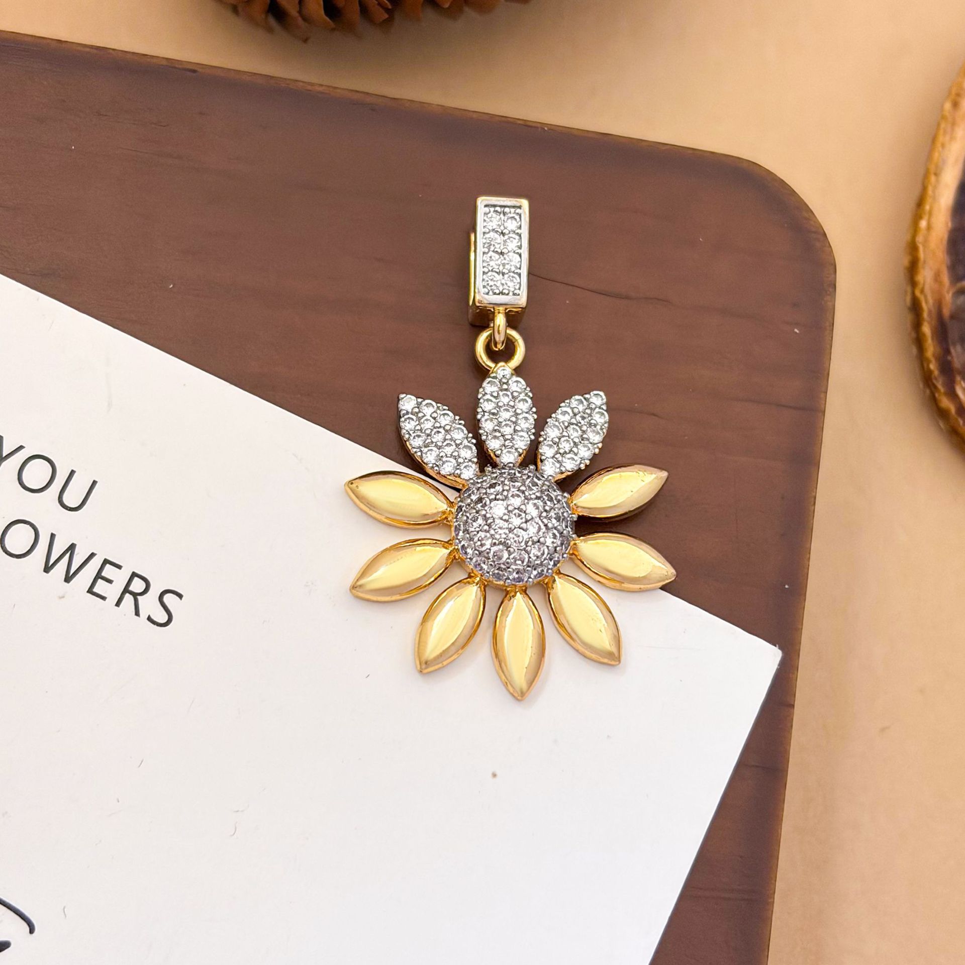 4:Xl3399 two-color sunflower pendant