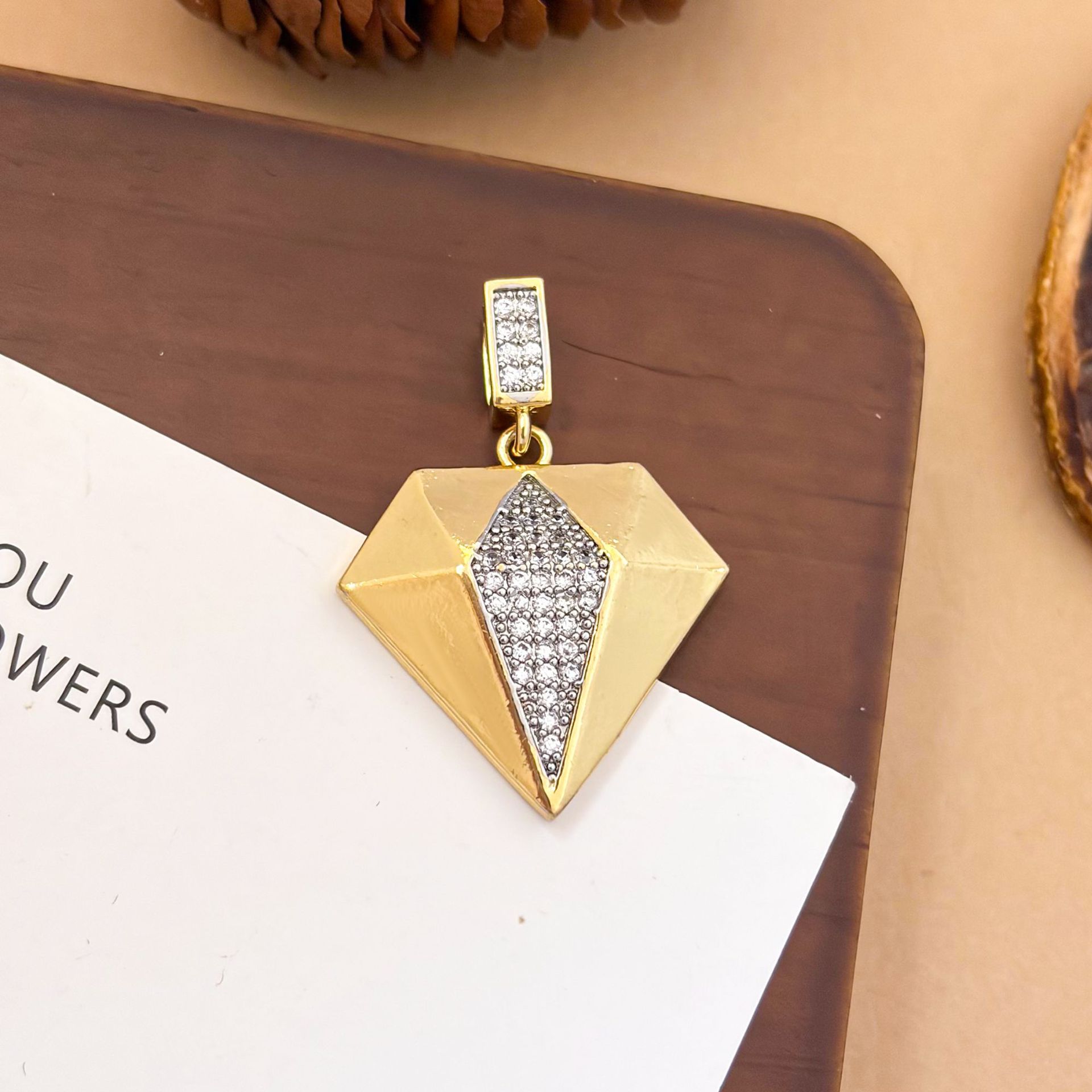 9:Xl3539 diamond-shaped two-tone pendant