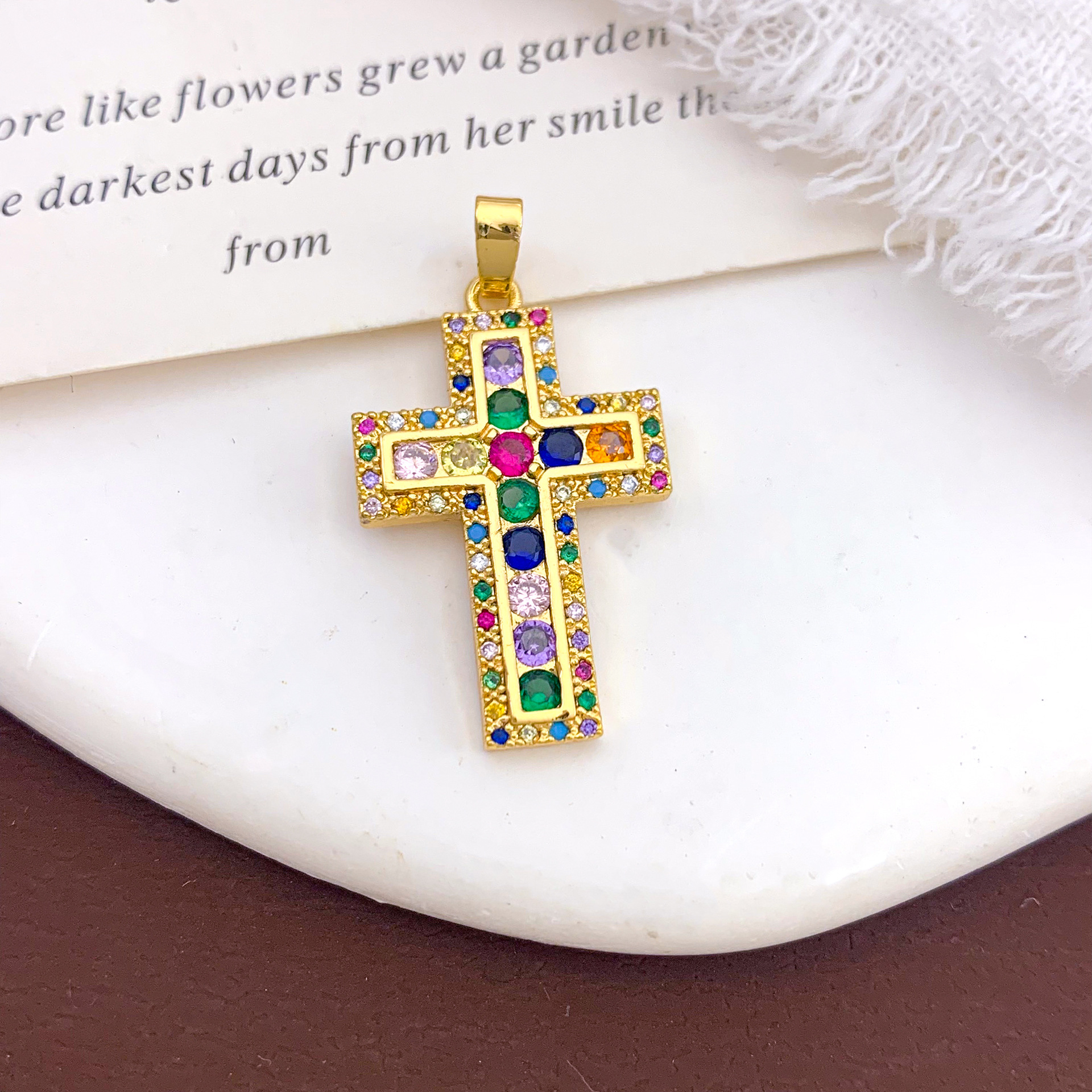 8:Xl2377 round color cross pendant gold