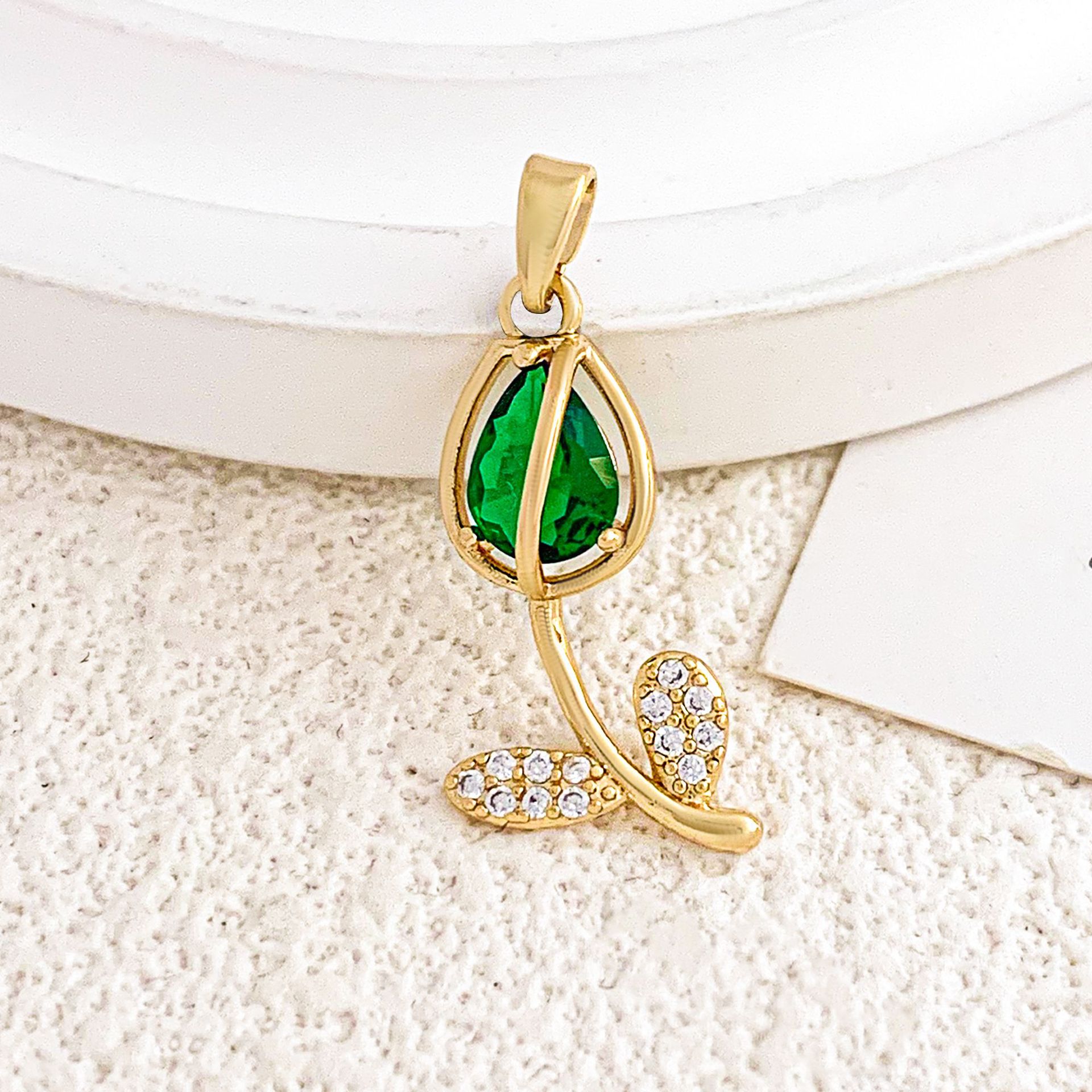 3:Xl2385 emerald tulip pendant gold