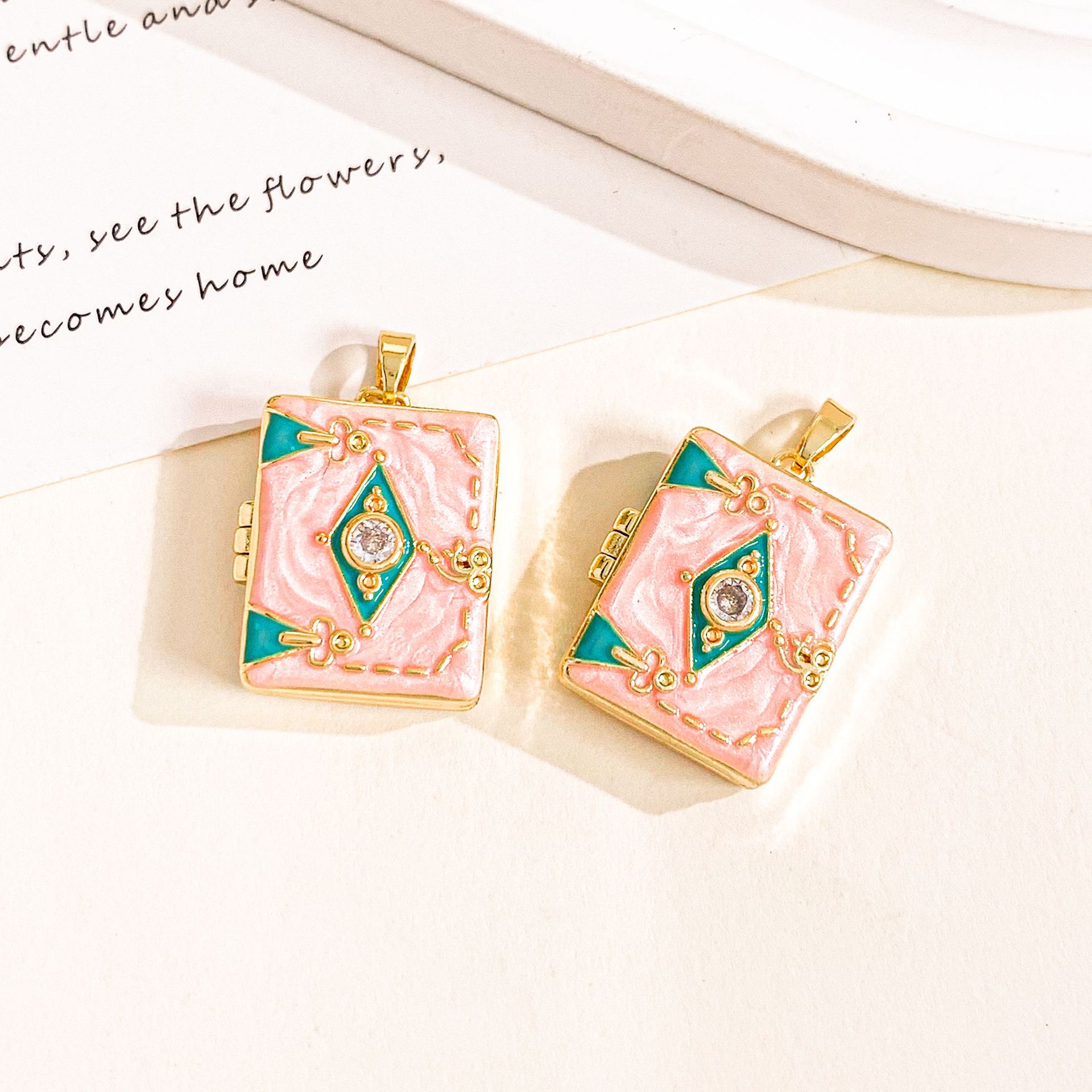 1:Xl4682 diamond-shaped gold pink photo clip pendant can be opened