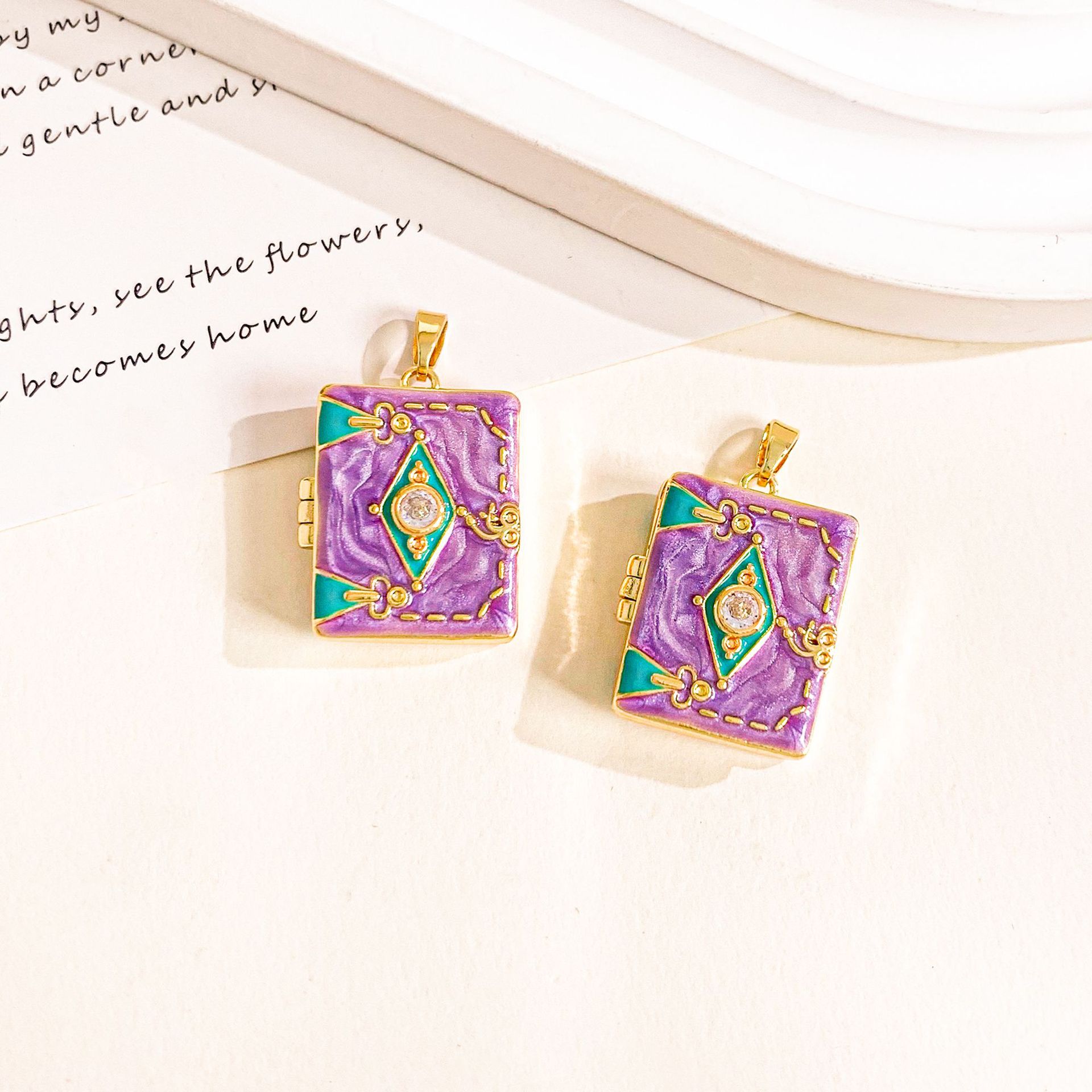 3:Xl4682 diamond-shaped gold purple photo clip pendant can be opened