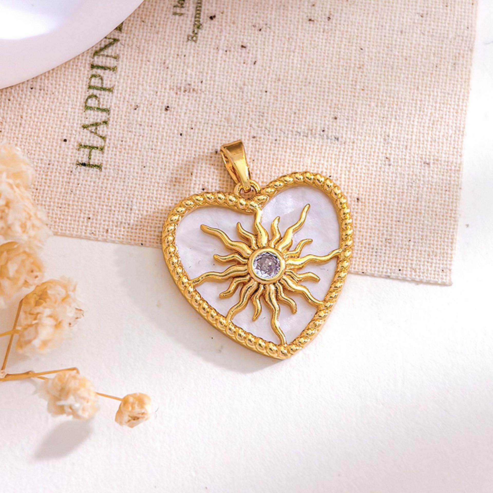 1:Xl5635 sun heart pendant gold white