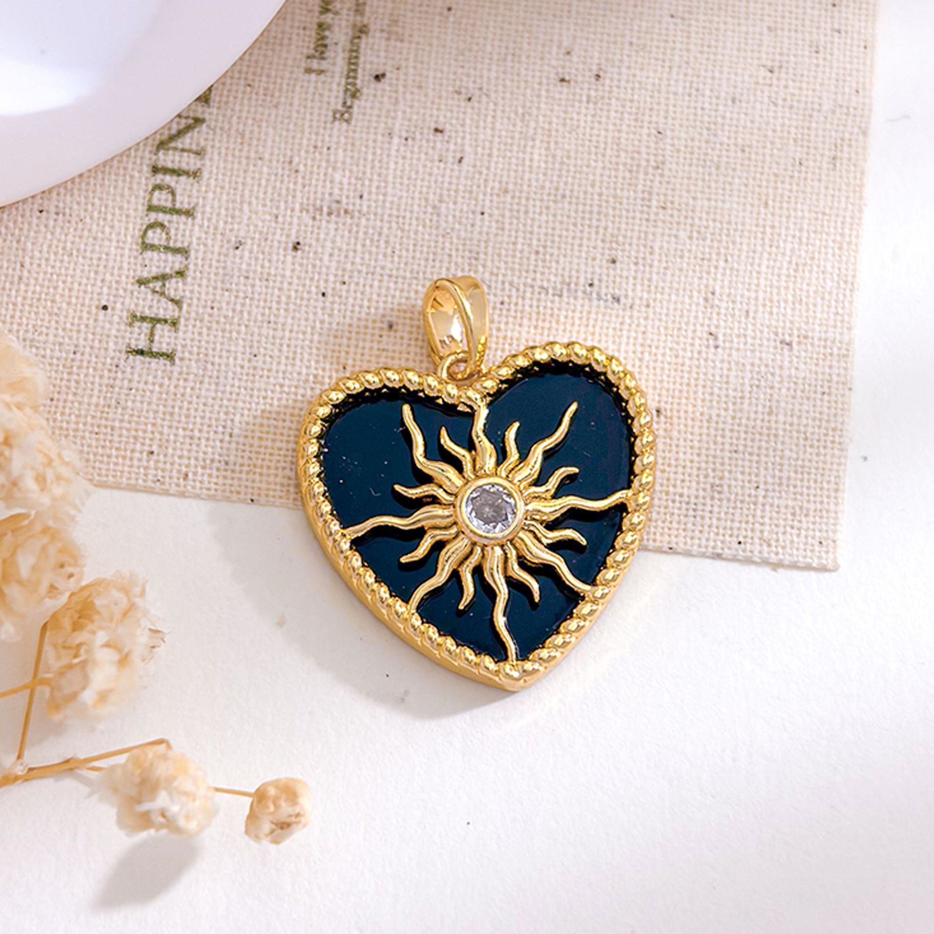 2:Xl5635 sun heart pendant gold black