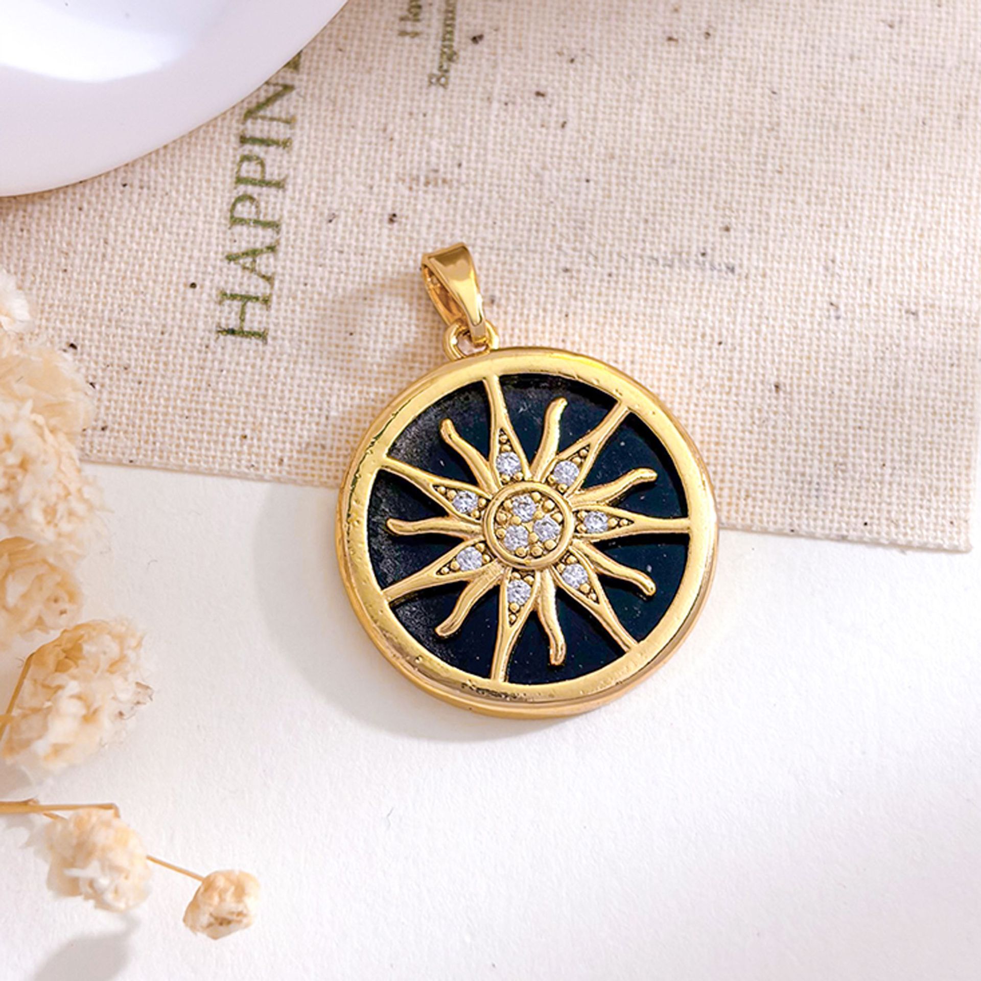 4:Xl5640 round sun pendant gold black