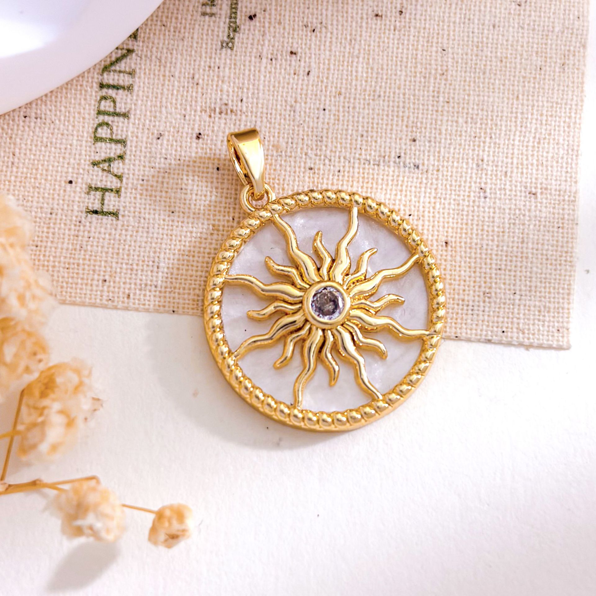 7:Xl5642 lace round sun pendant gold white