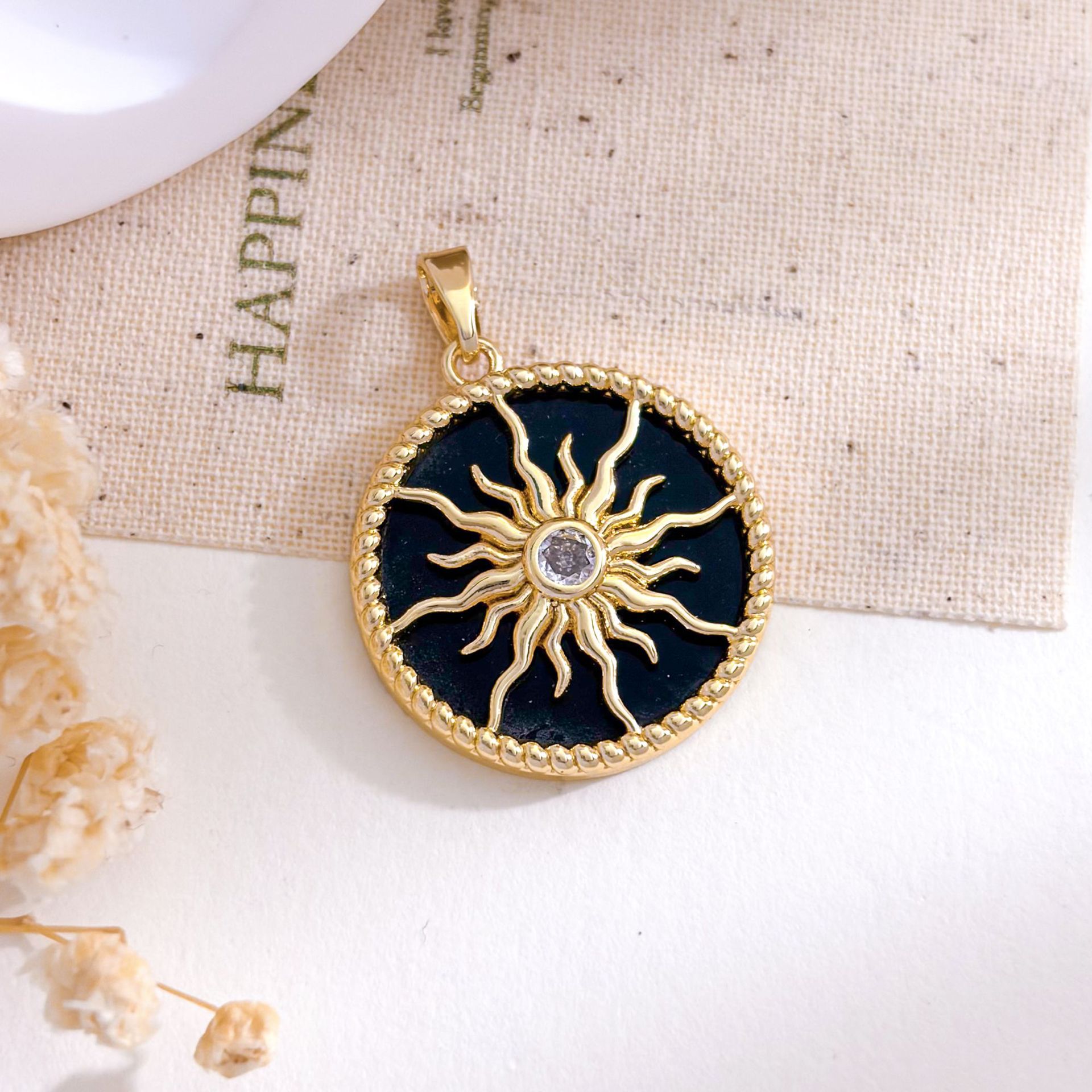 8:Xl5642 lace round sun pendant gold black
