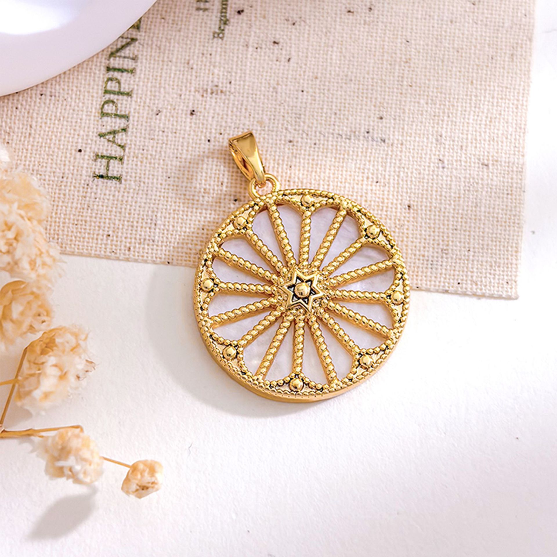 9:Xl5646 eight-petal flower round pendant gold white