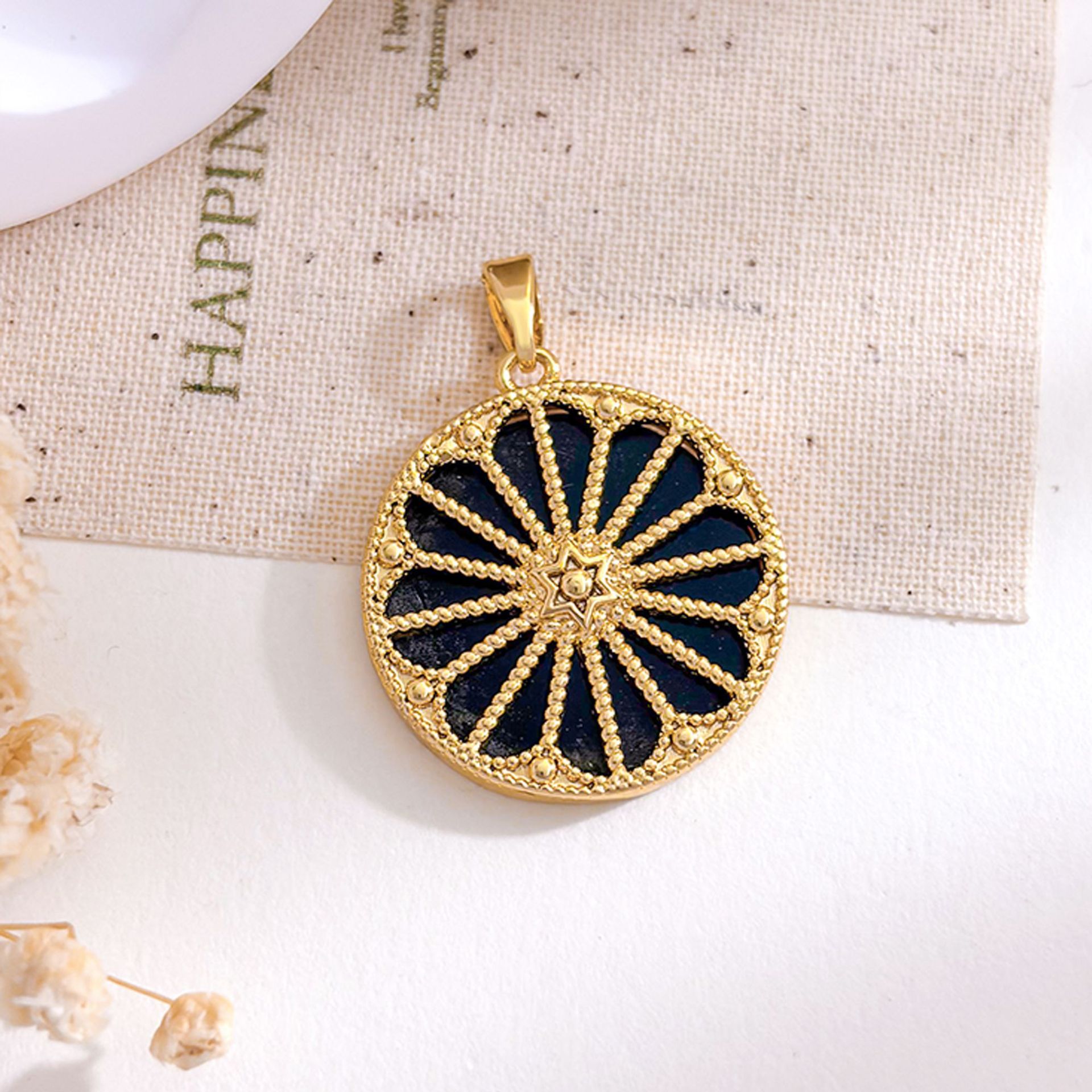 10:Xl5646 eight-petal flower round pendant gold black