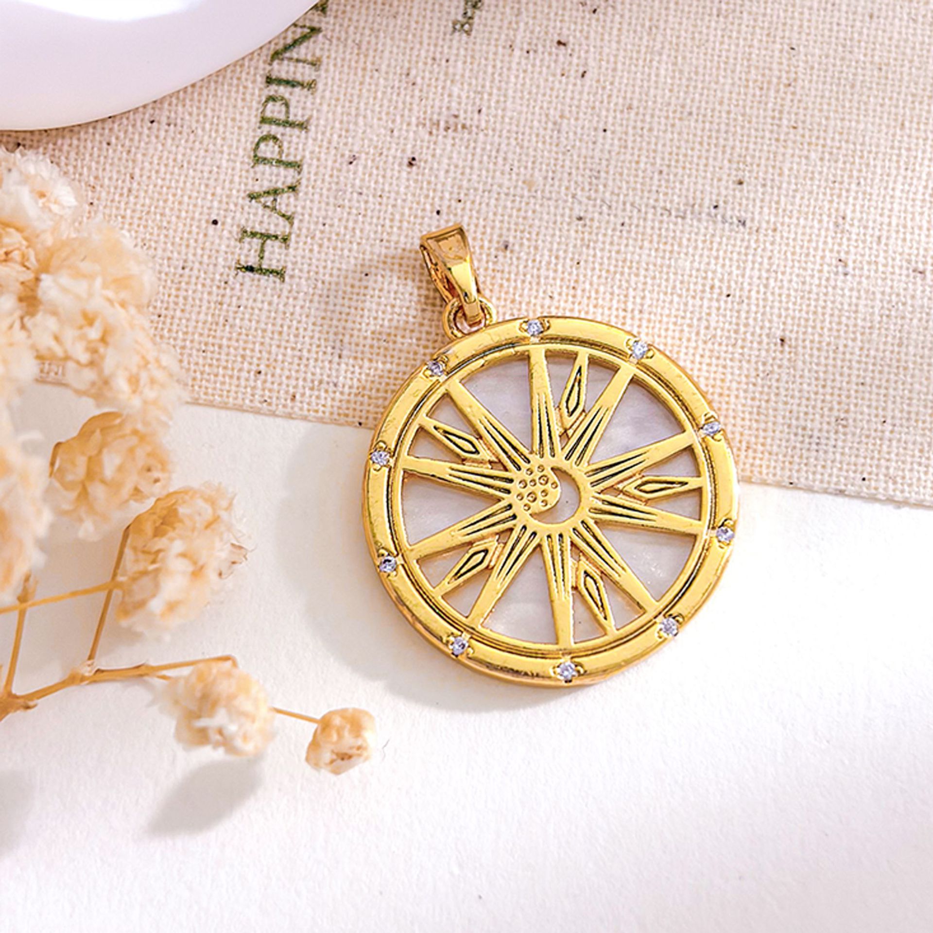 11:Xl5648 star sun pendant gold white