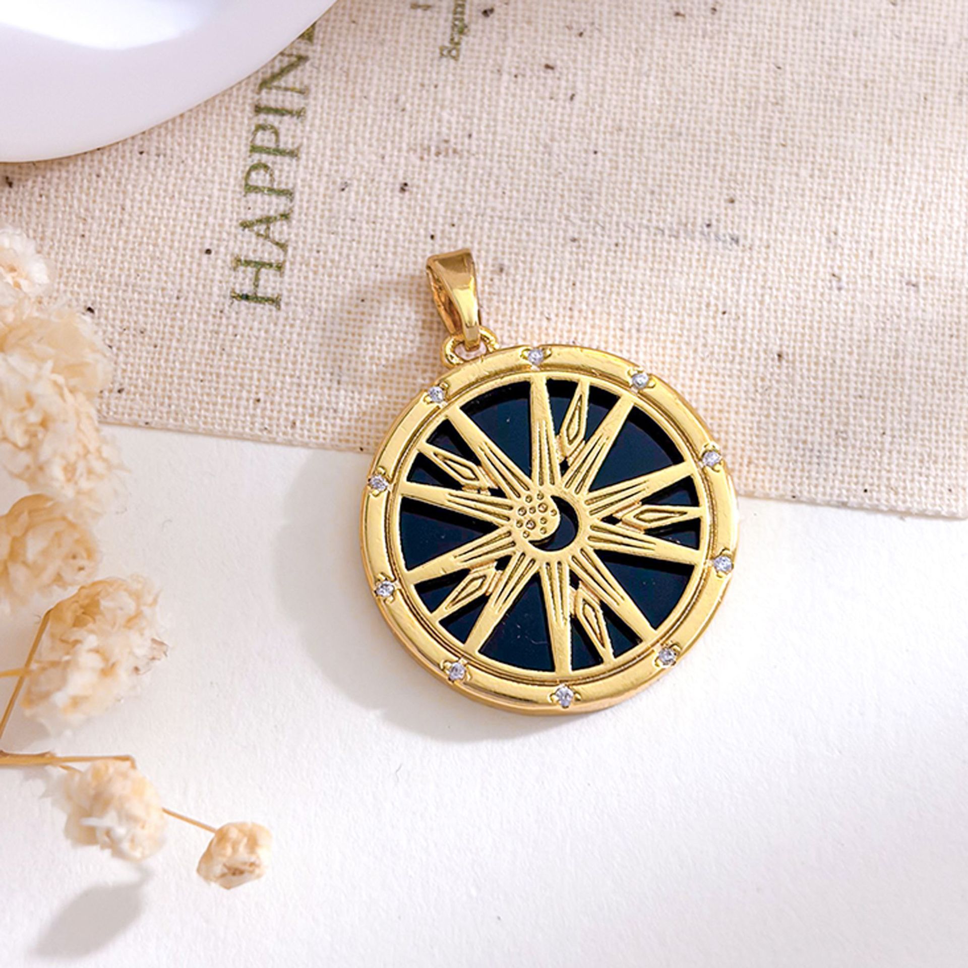 12:Xl5648 star sun pendant gold black