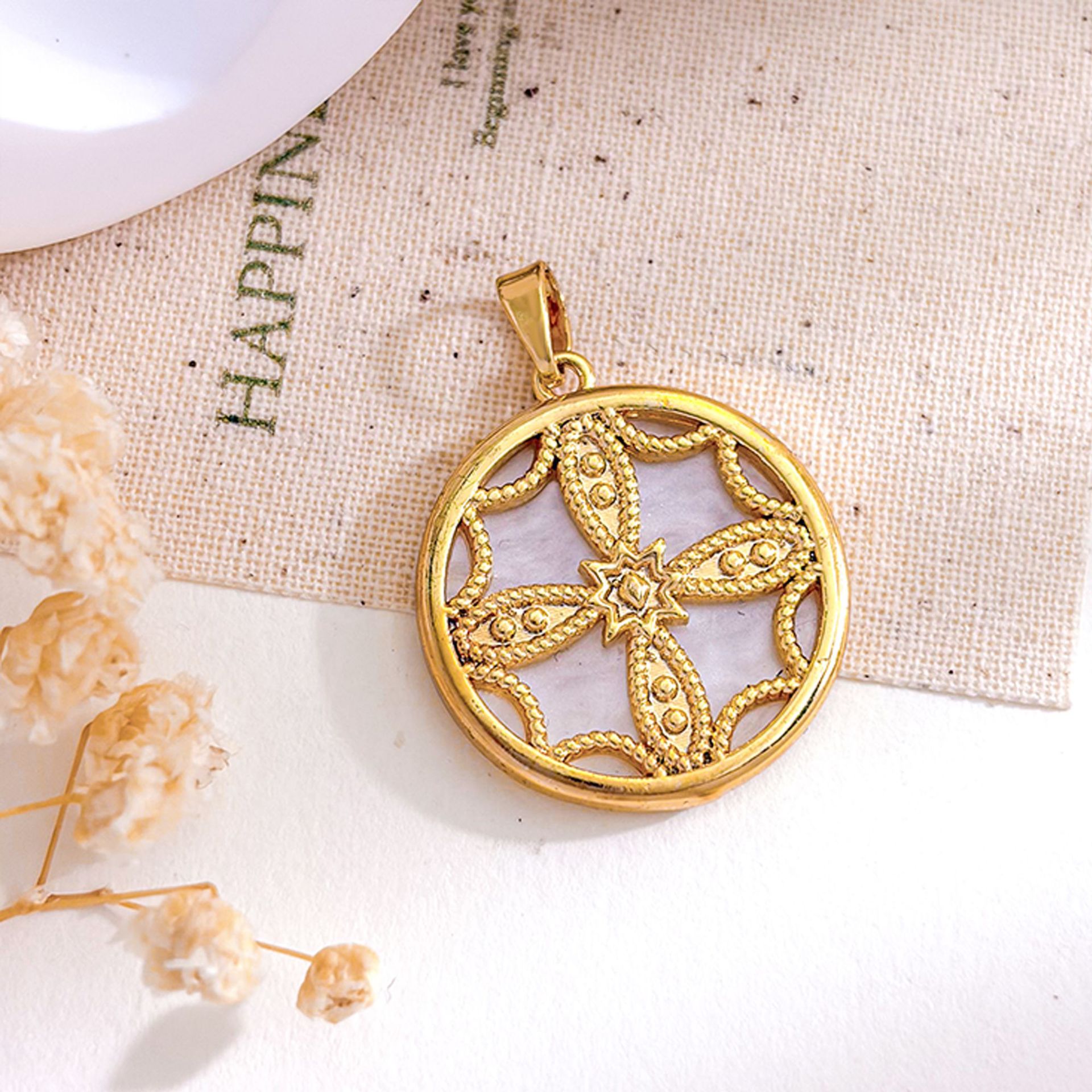 13:Xl5649 round four-petal flower pendant gold white