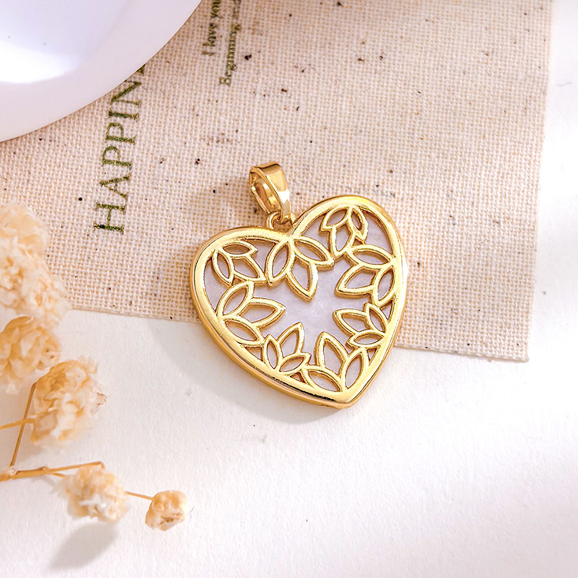 17:Xl5651 love flower pendant gold white