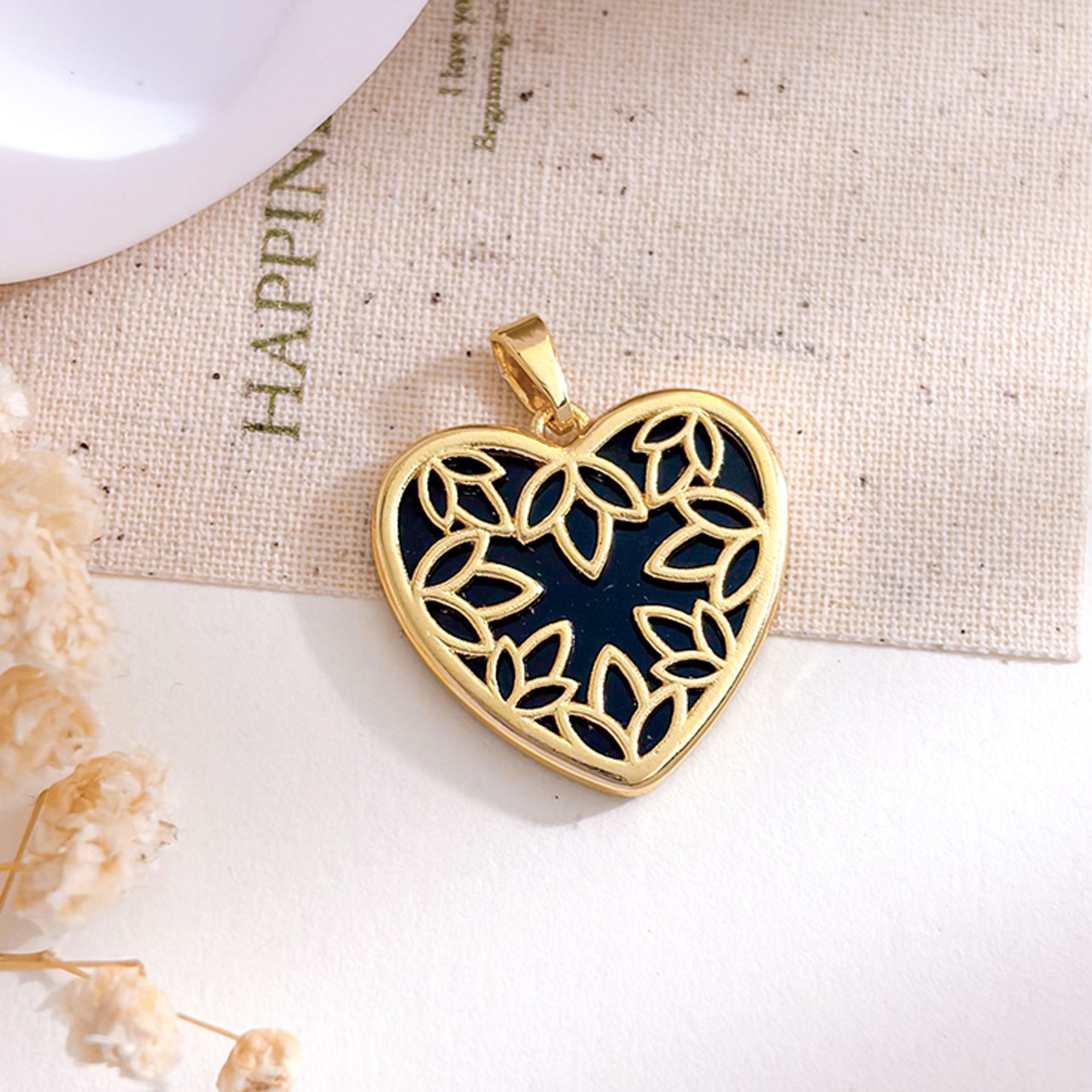 18:Xl5651 love flower pendant gold black