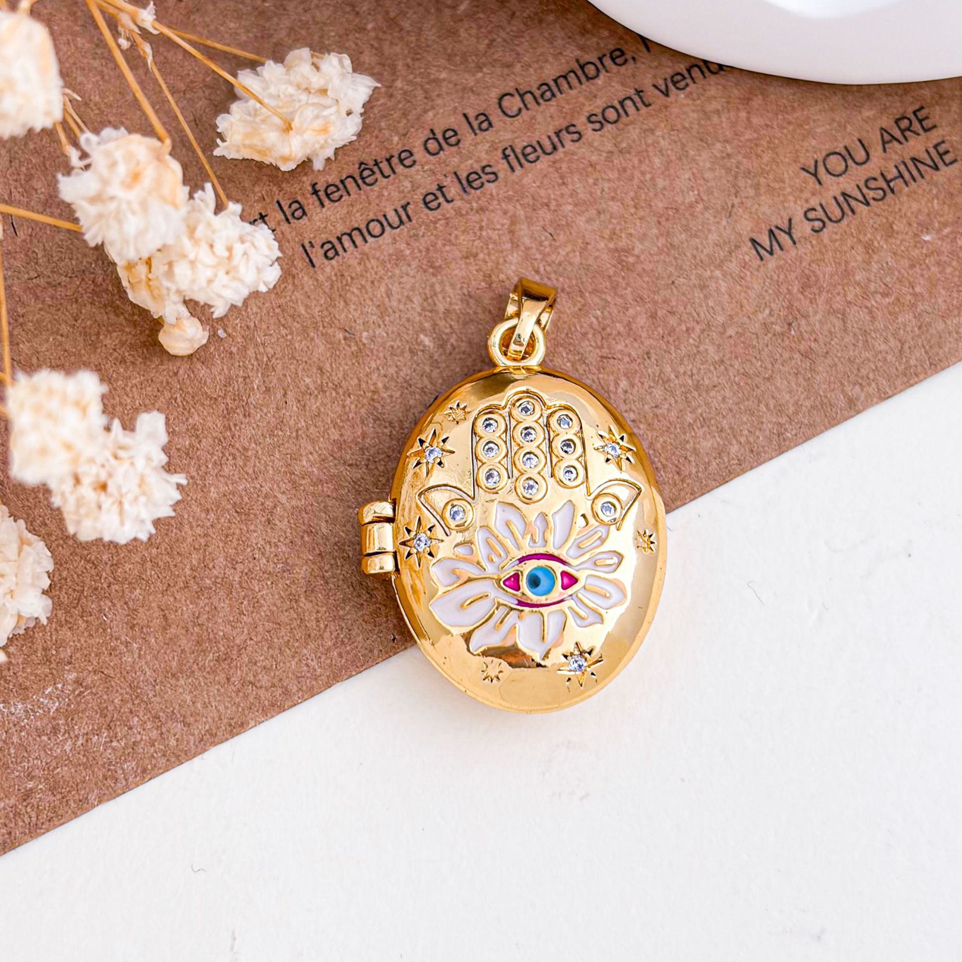 3:Xl5002 devil's eye photo clip pendant gold white