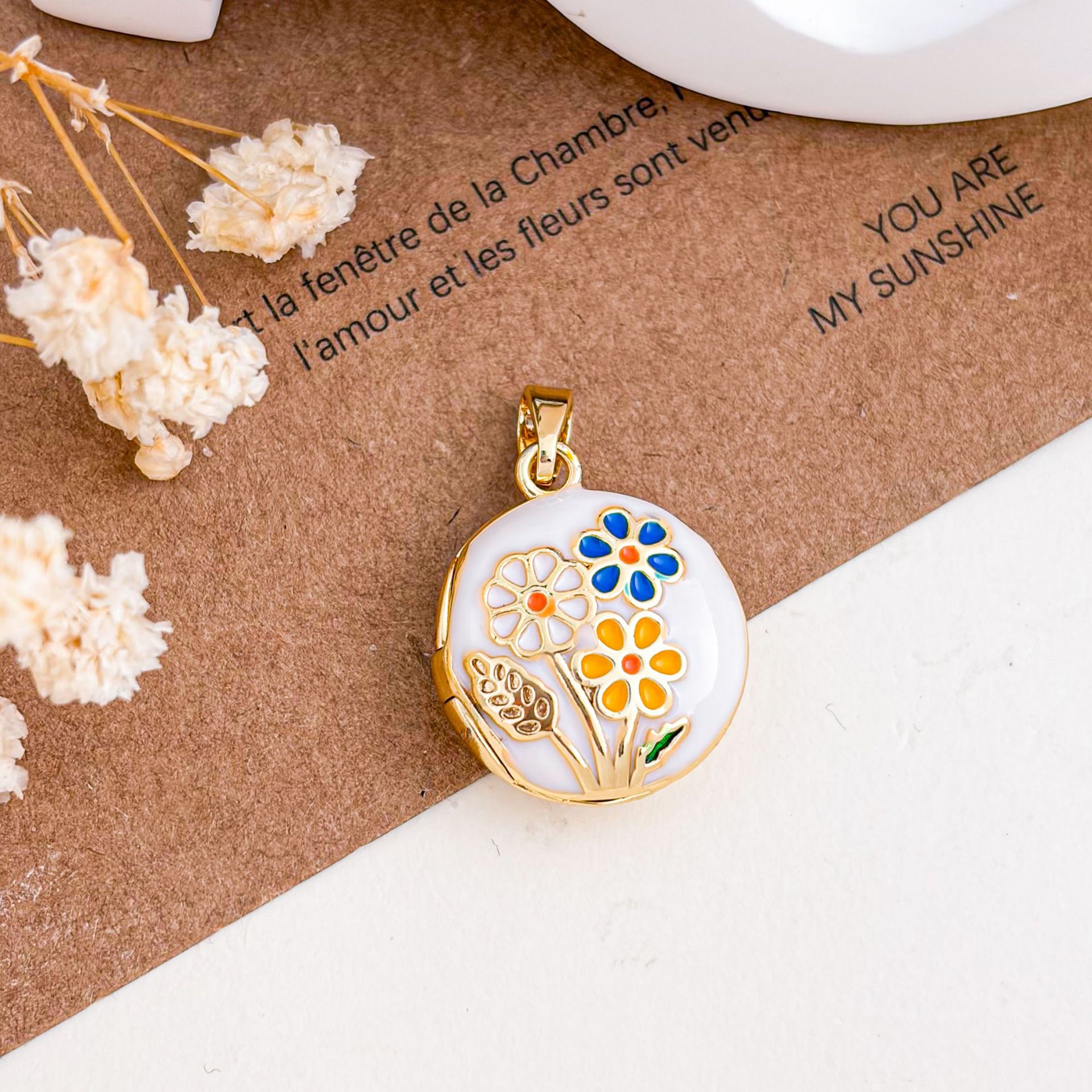 7:Xl5023 daisy photo clip pendant gold white