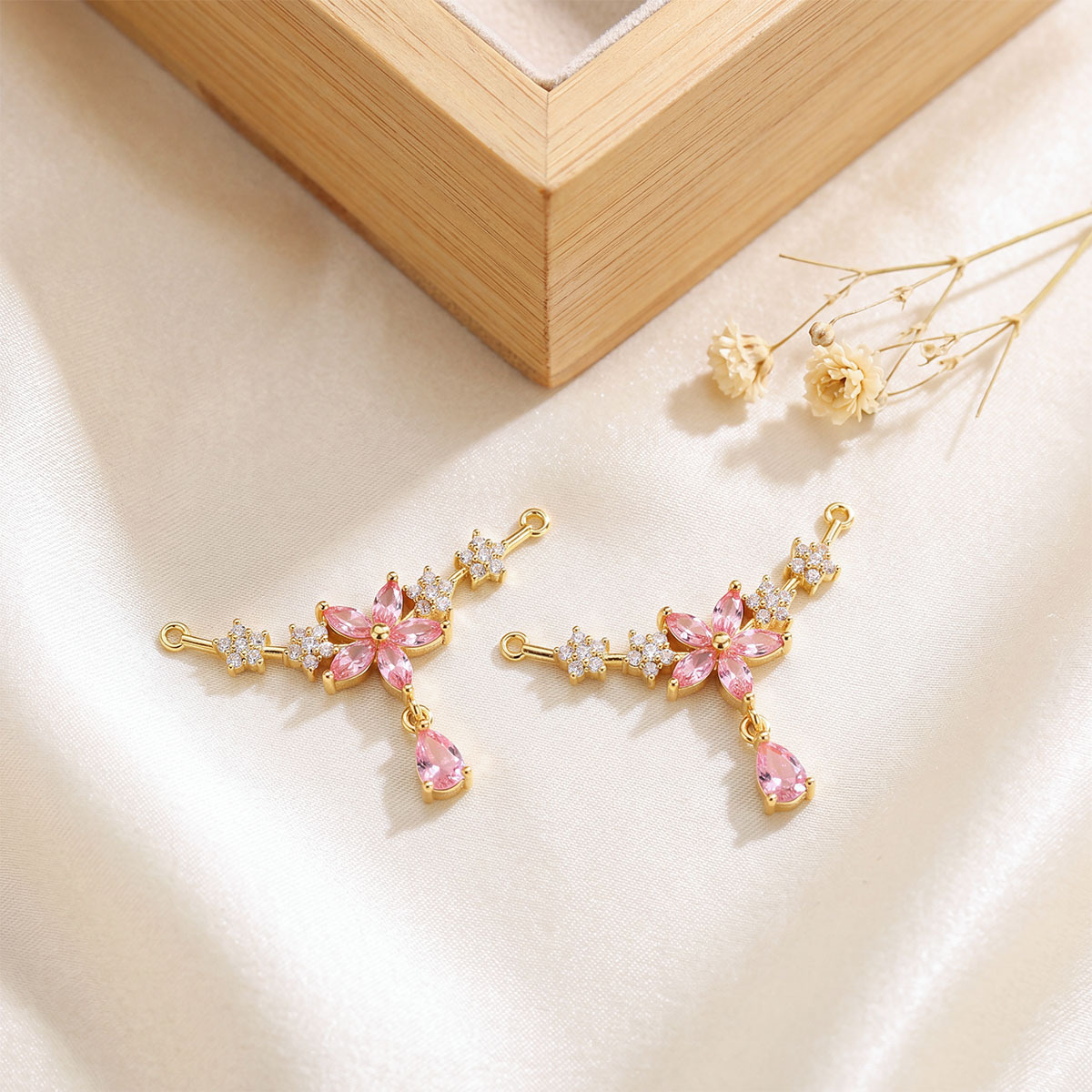 1:Xl6102 pink five-petal flower pendant gold