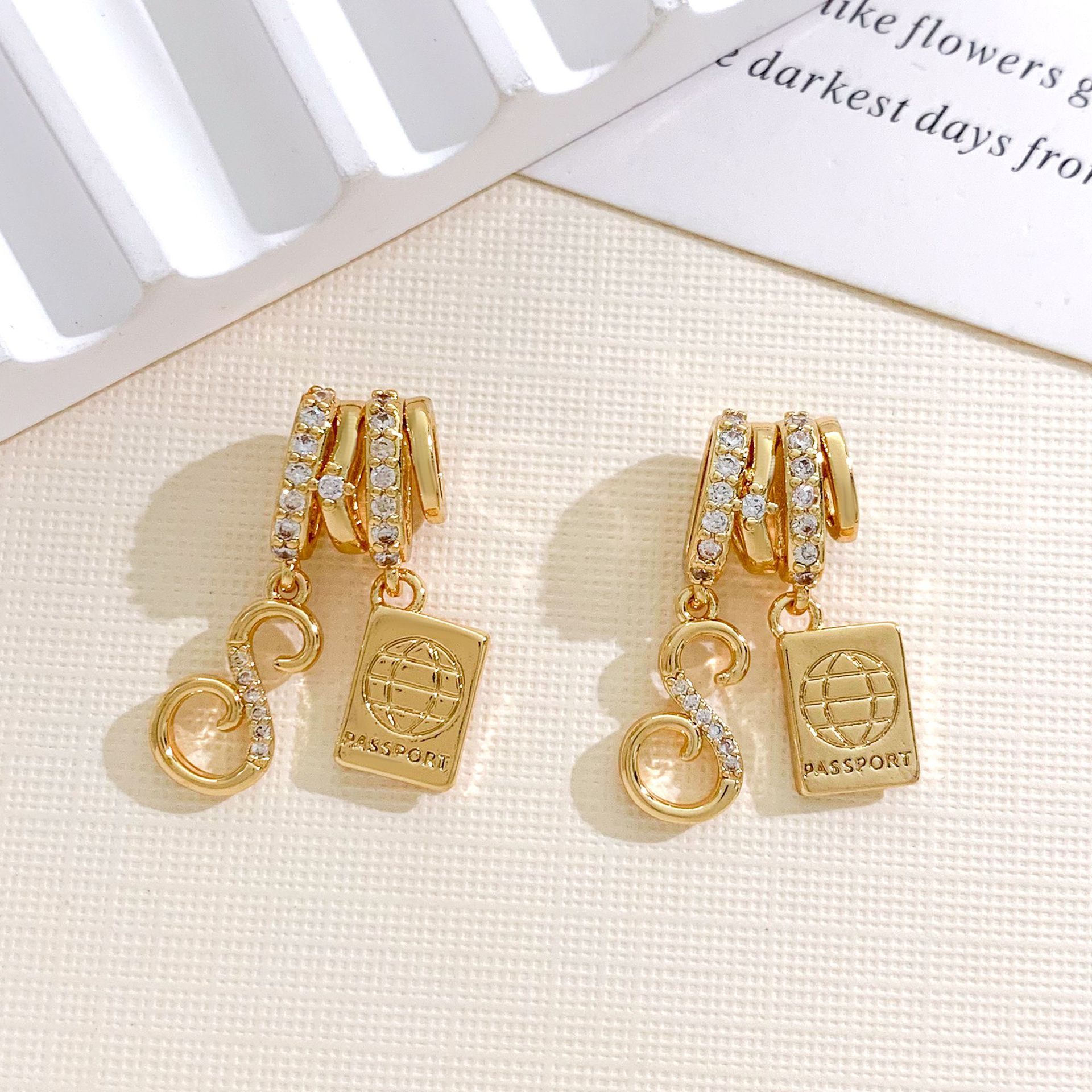 2:Xl4073 planet letter s combination pendant gold