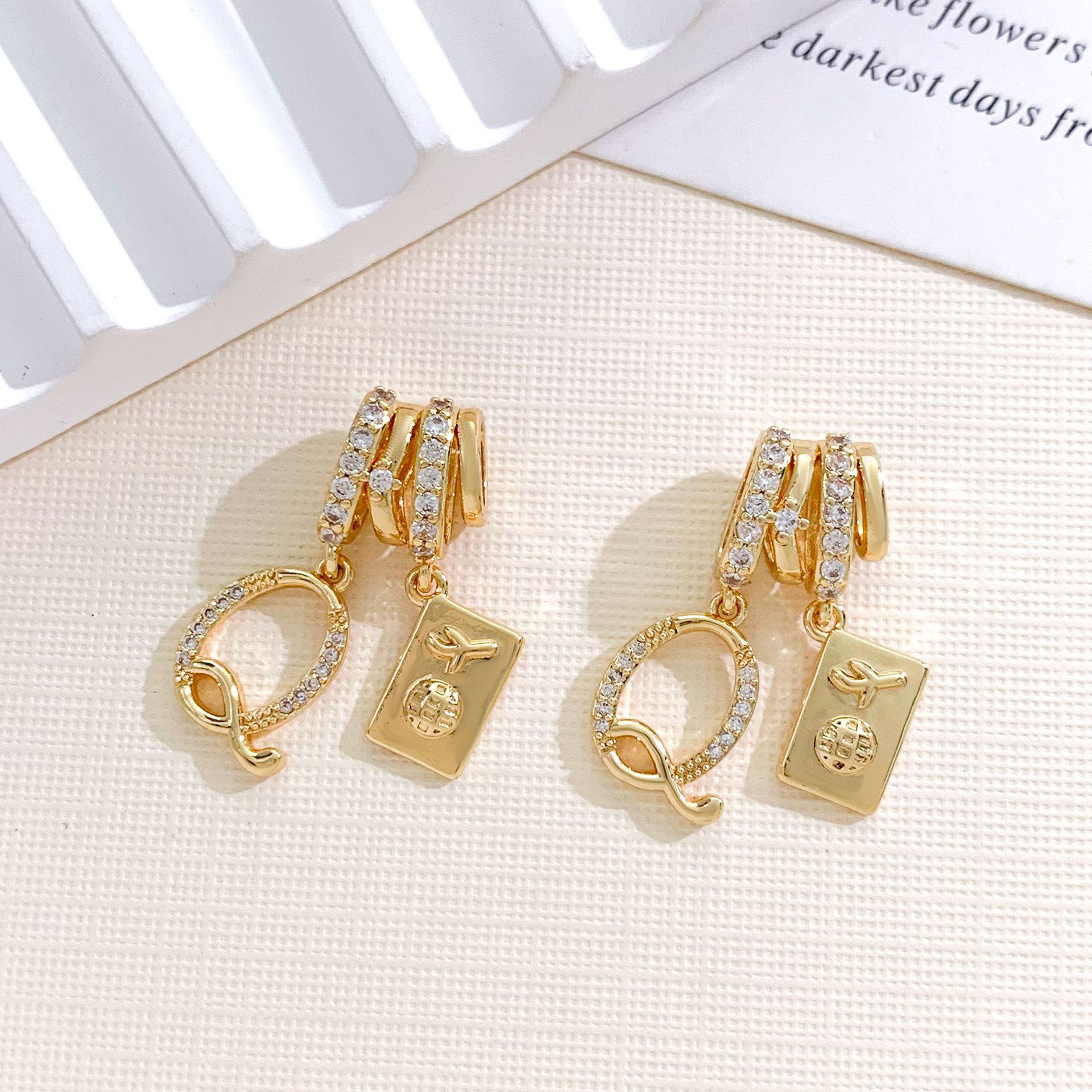 12:Xl4839 aircraft letter q combination pendant gold