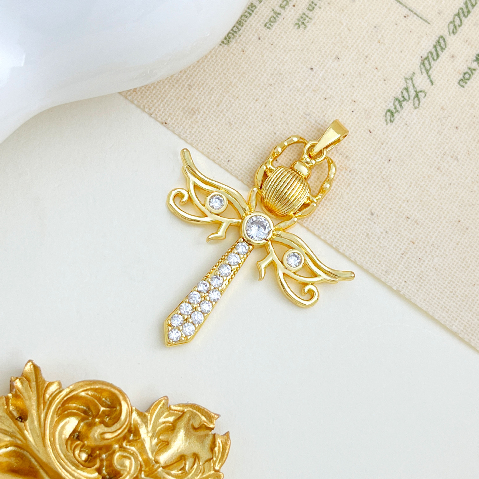 2:Xl2802 insect cross pendant gold