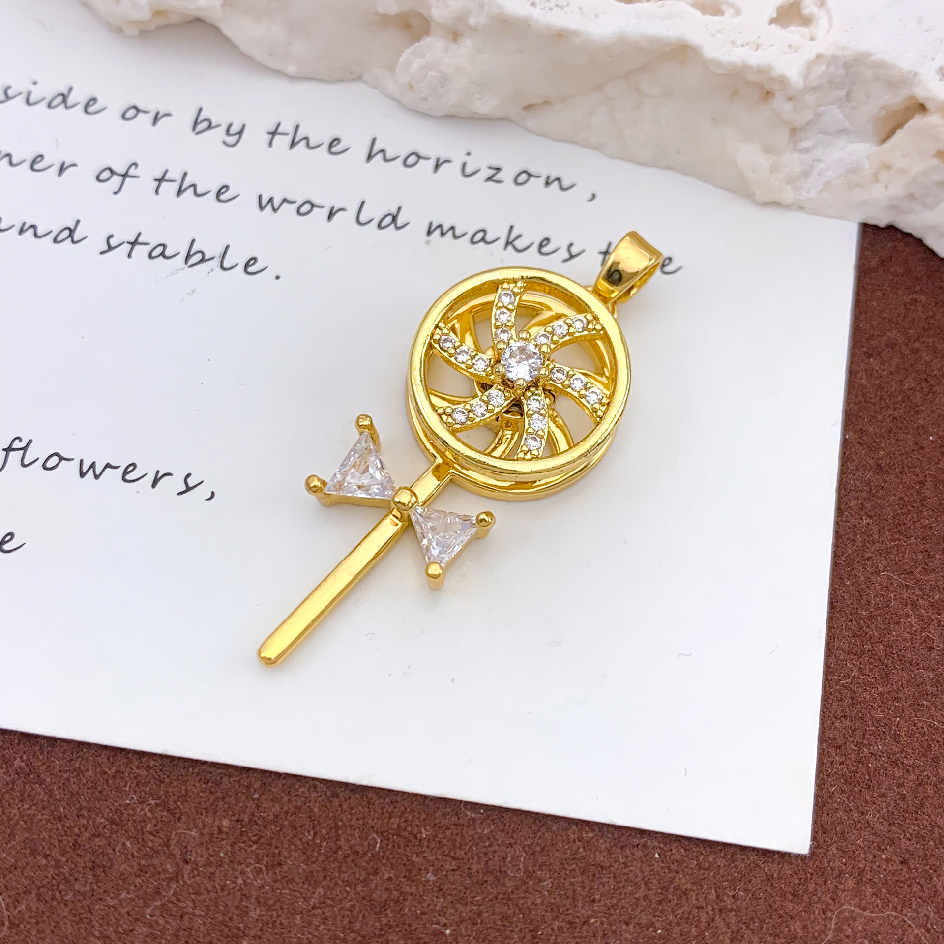 1:Xl534 rotating lollipop pendant gold