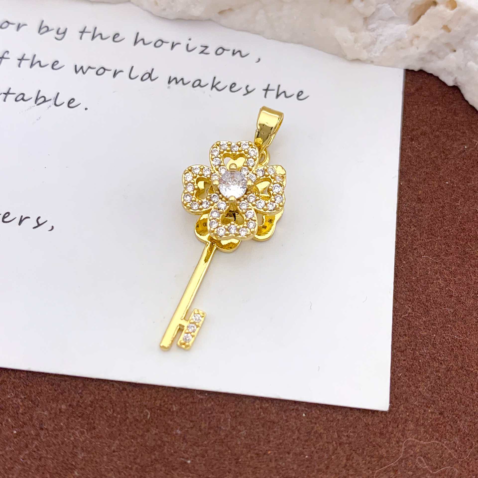 3:Xl861 rotating clover pendant gold