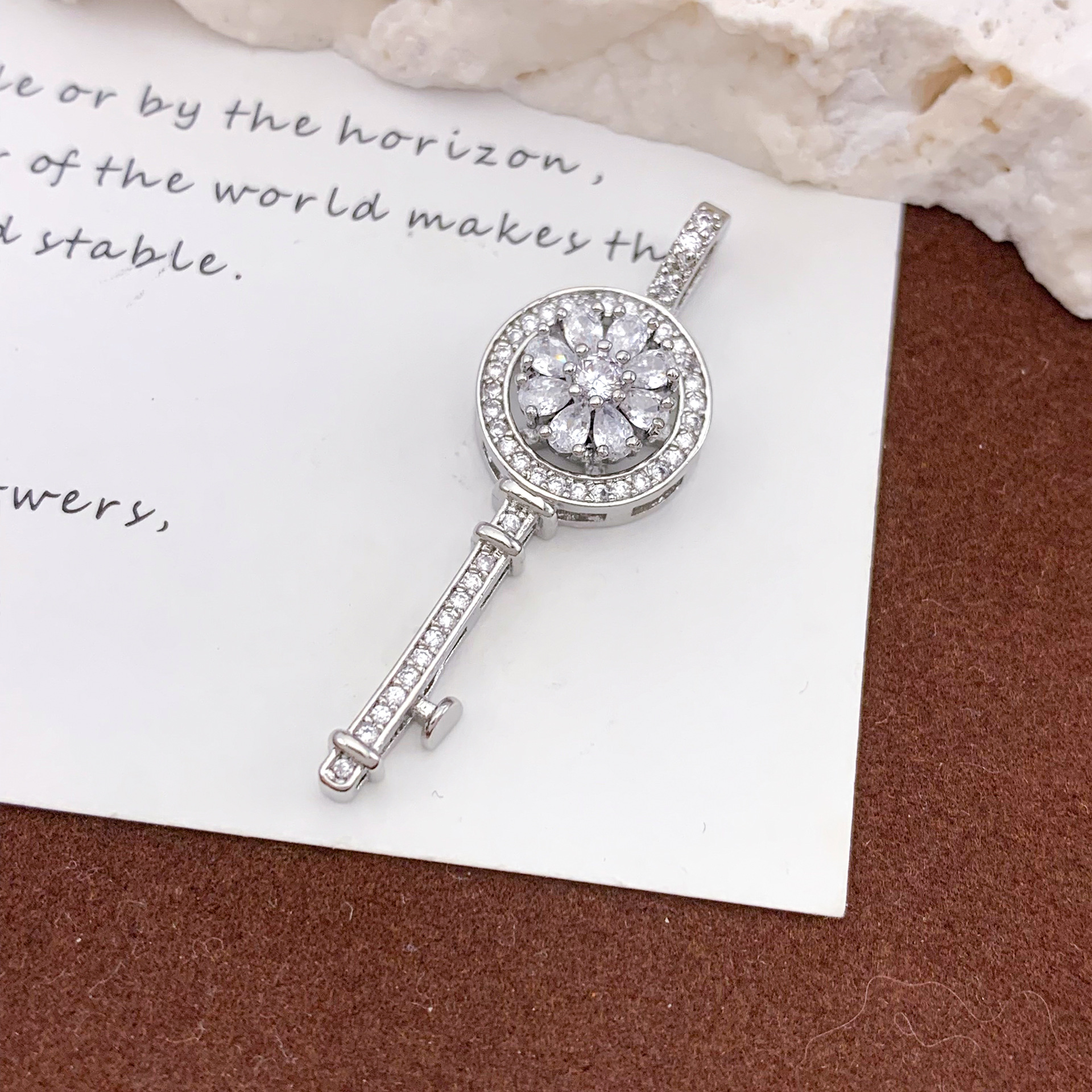4:Xl862 rotating eight-petal flower pendant silver