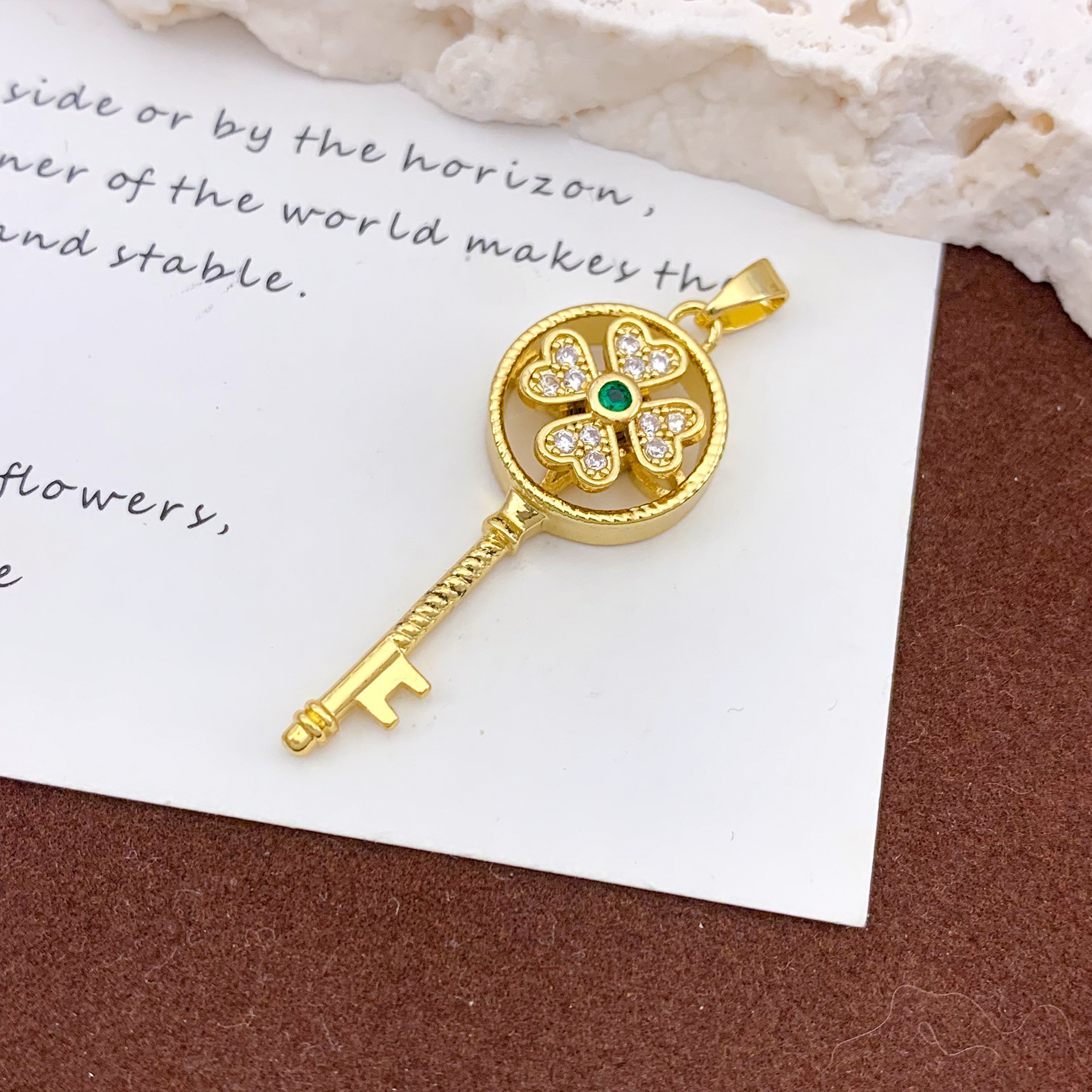 7:Xl1489 rotating clover pendant gold