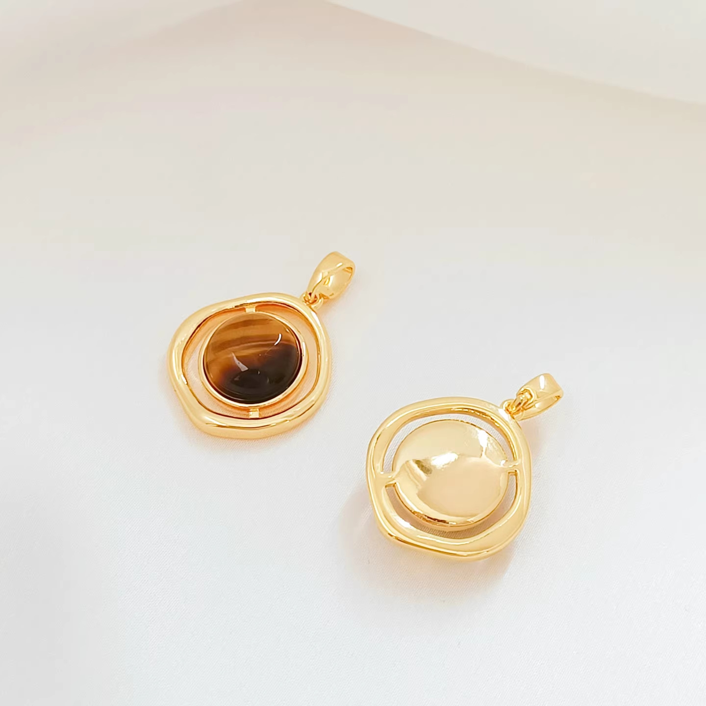 Cz984 hollow round tiger eye stone pendant gold
