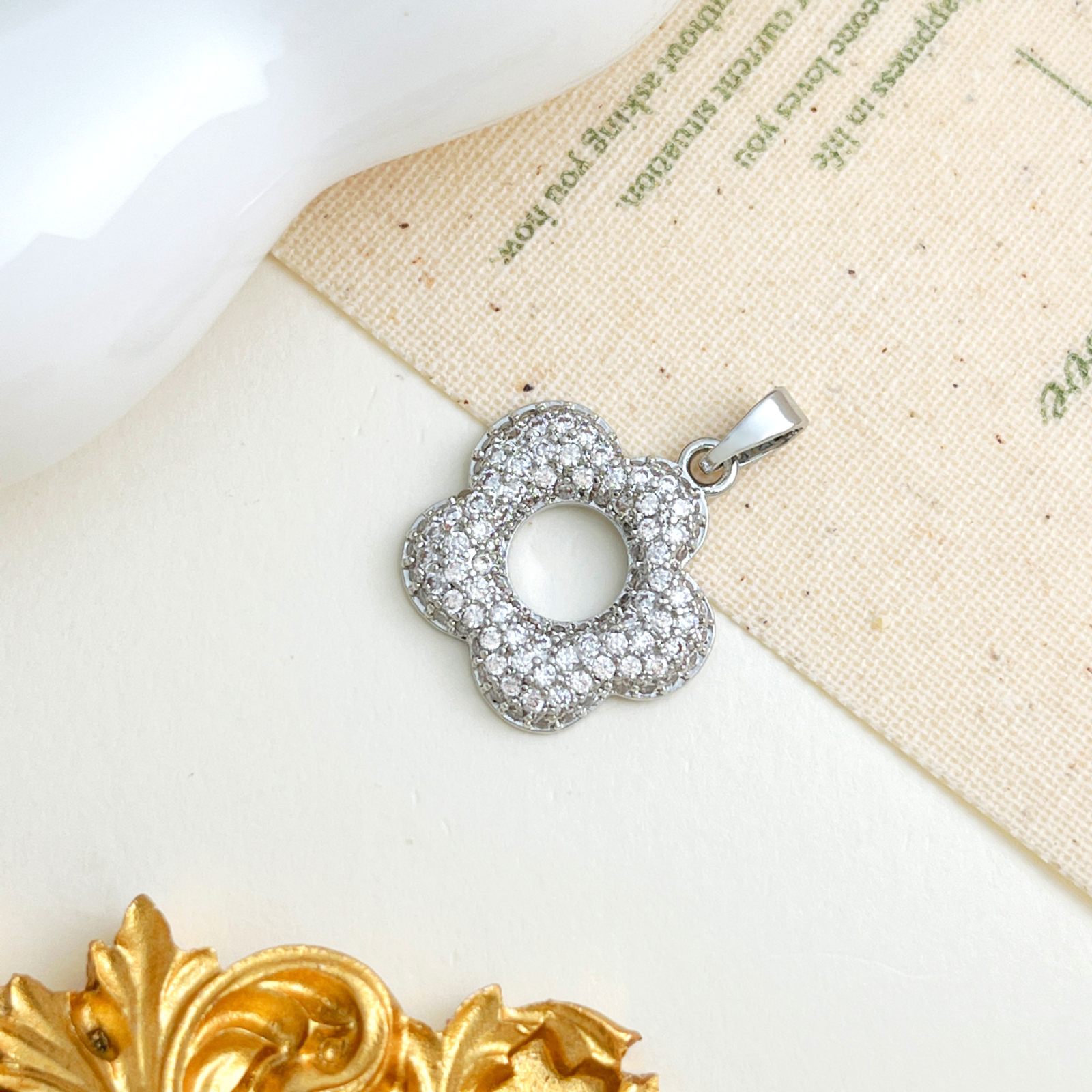 Xl4061 hollow five-petal flower pendant silver