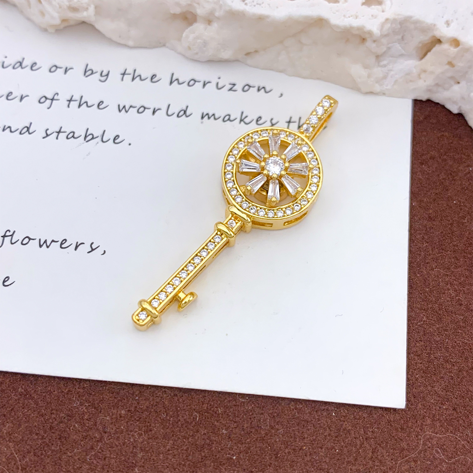 Xl1194 rotating key pendant gold