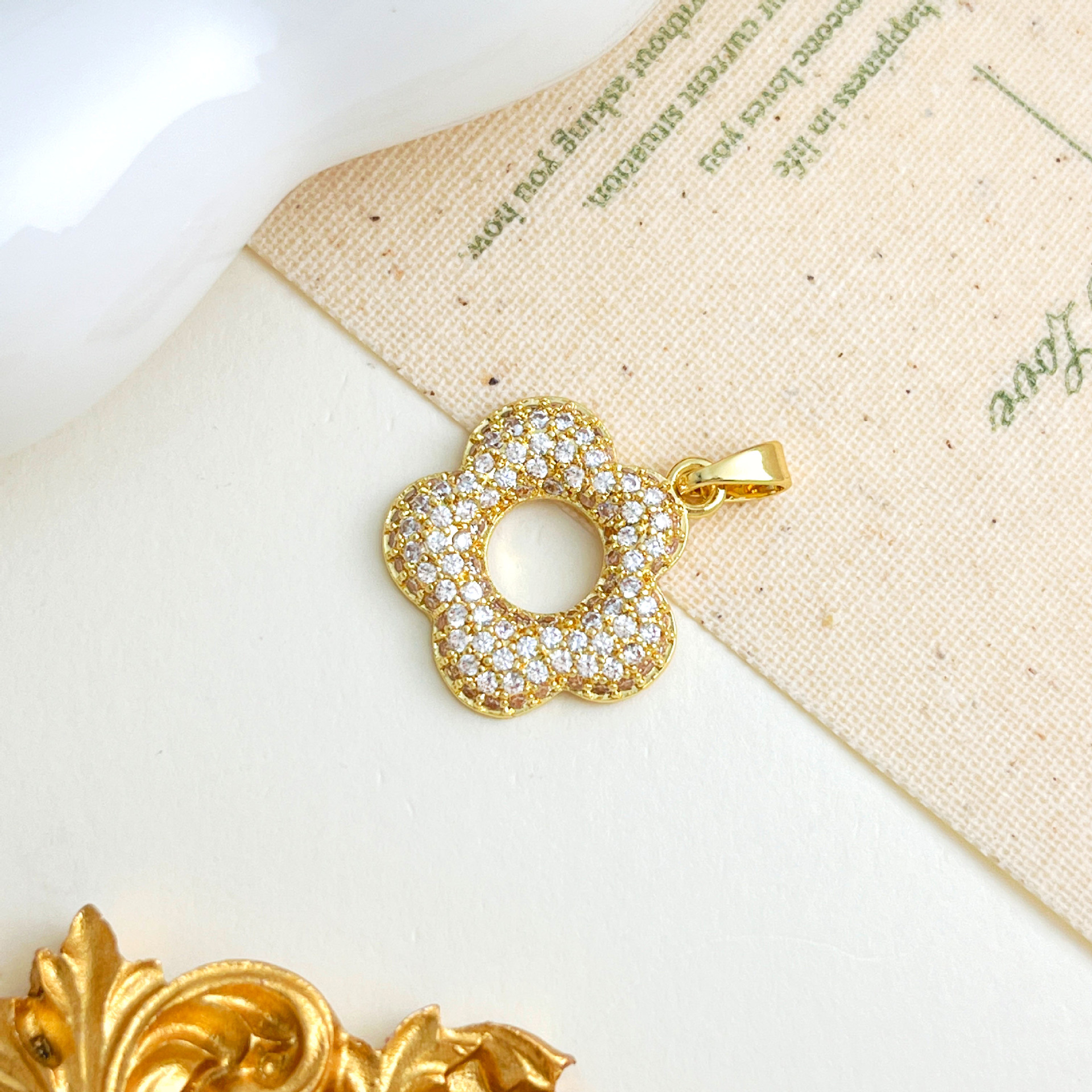 3:Xl4061 hollow five-petal flower pendant gold