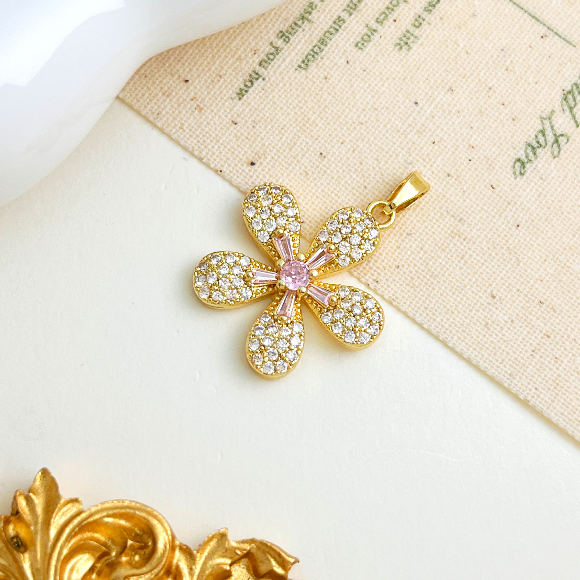 5:Xl5568 pink five-petal flower pendant gold