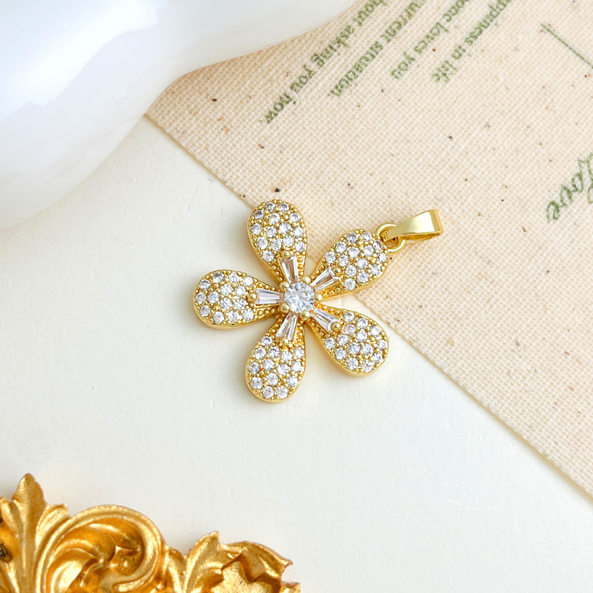 6:Xl5568 five-petal flower pendant gold