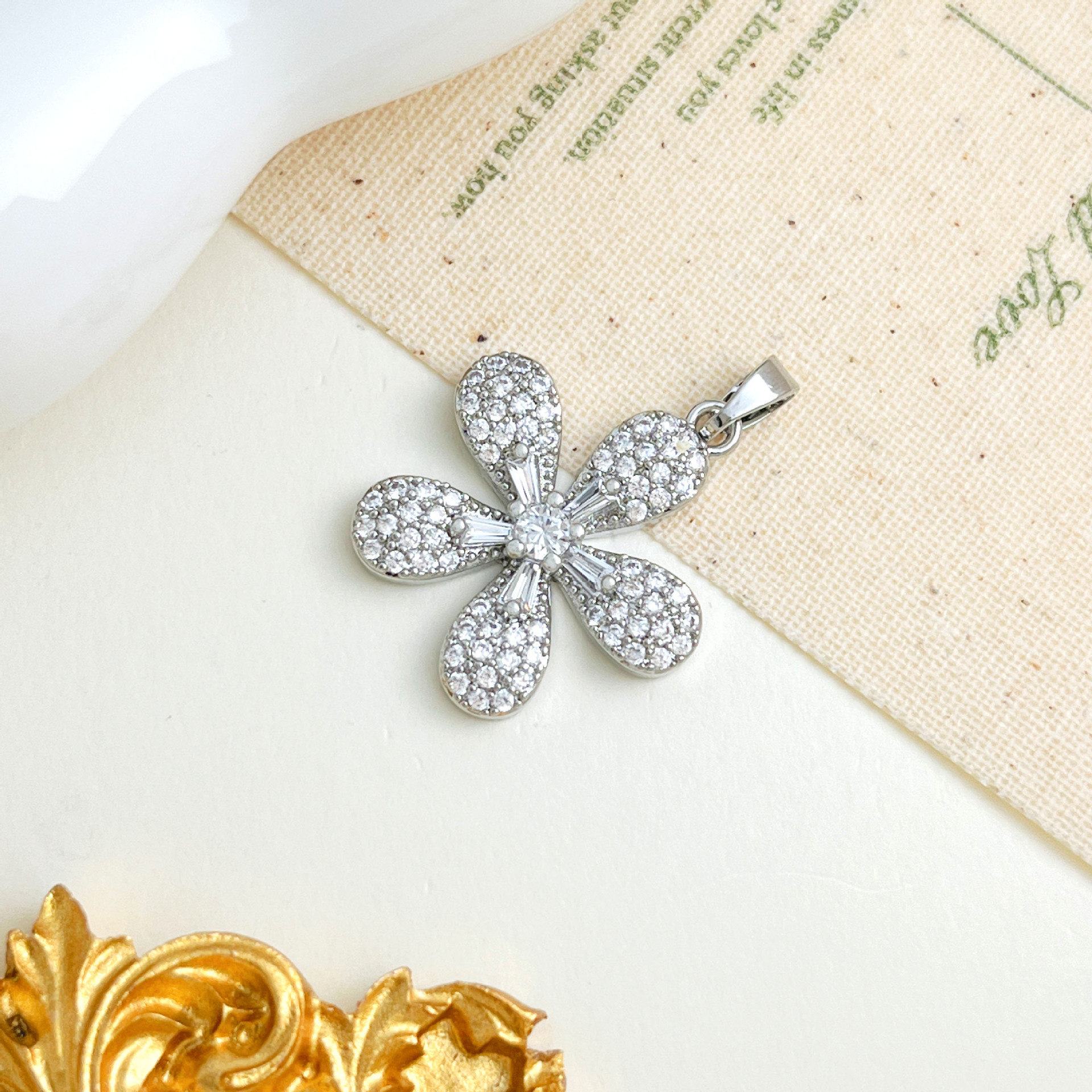 8:Xl5568 five-petal flower pendant silver