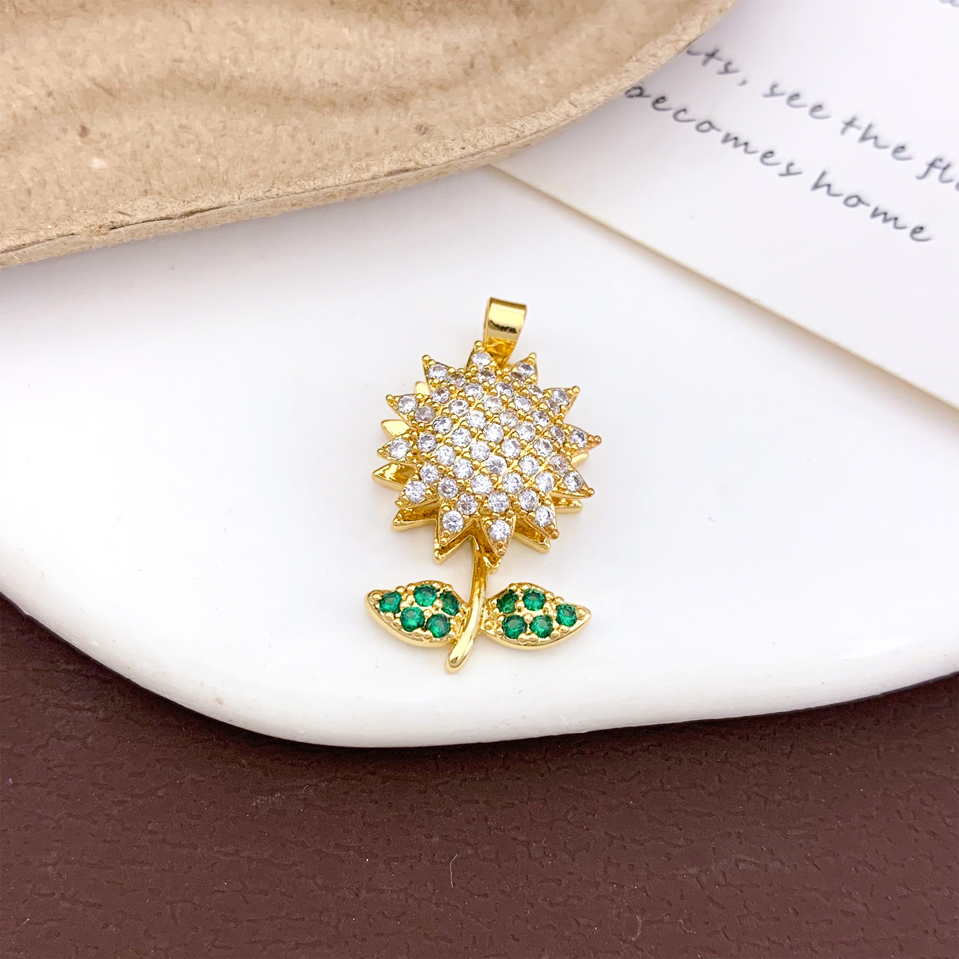 1:Xl486 rotating sunflower pendant golden green leaves