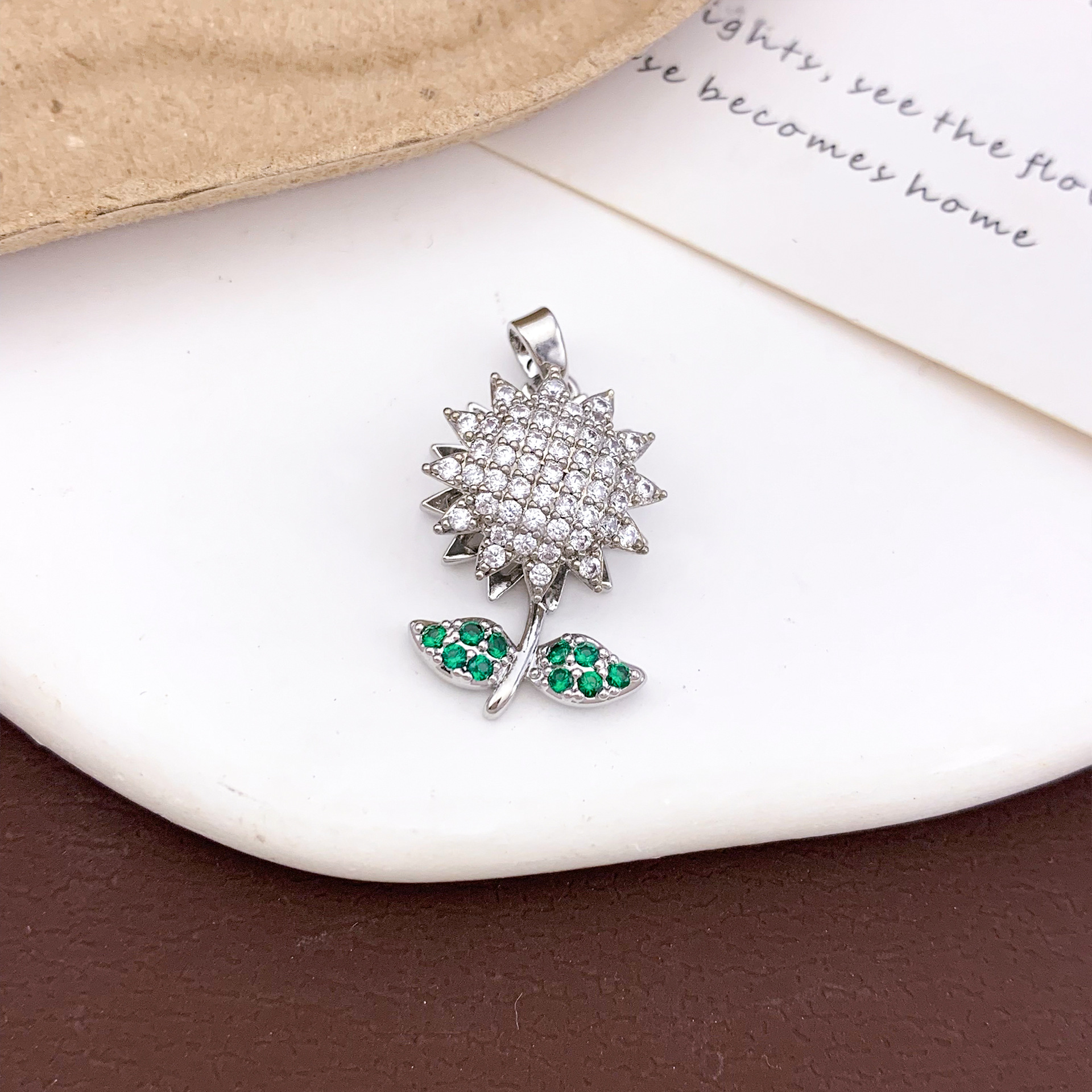 3:Xl486 rotating sunflower pendant silver green leaves