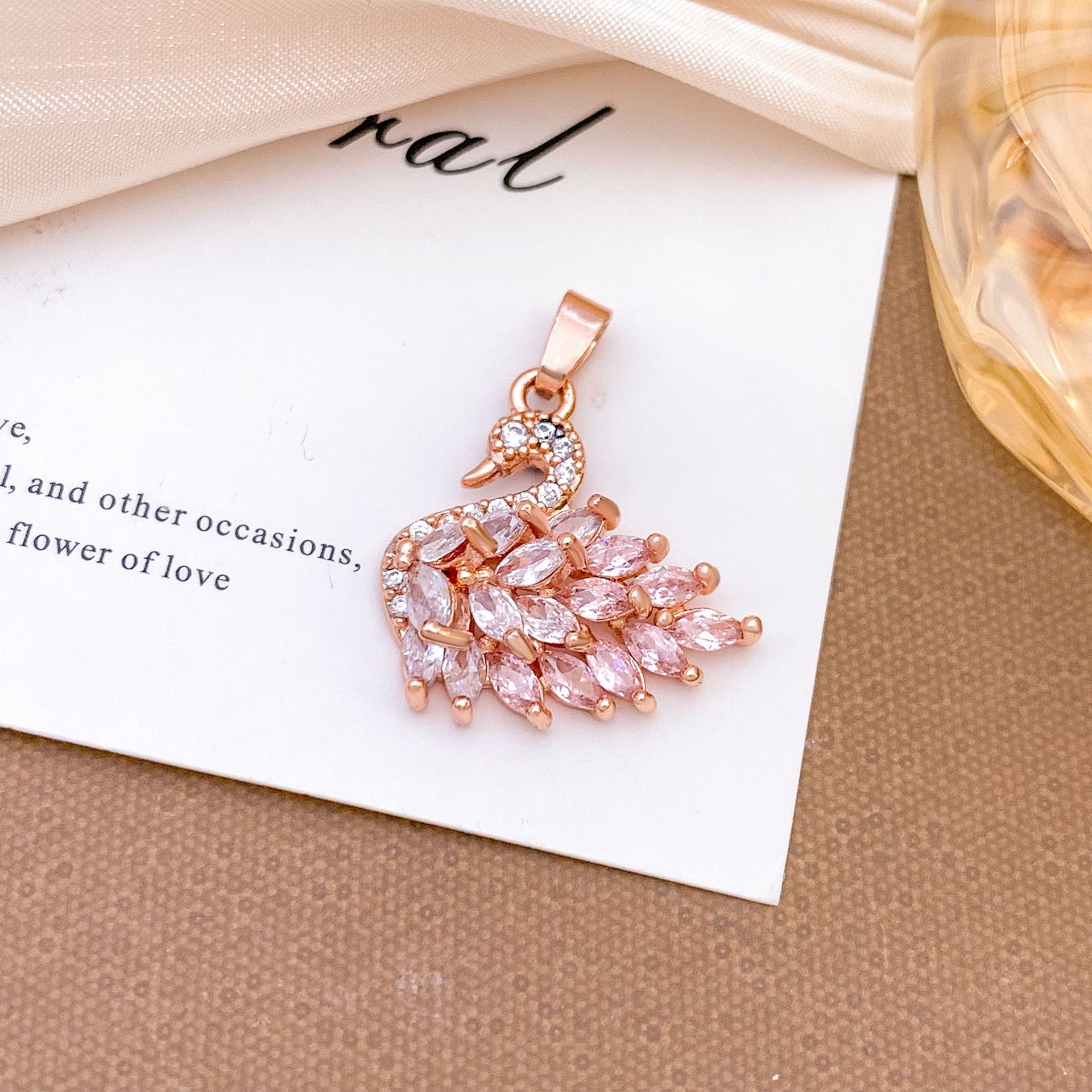 10:Xl323 white pink swan pendant rose gold small