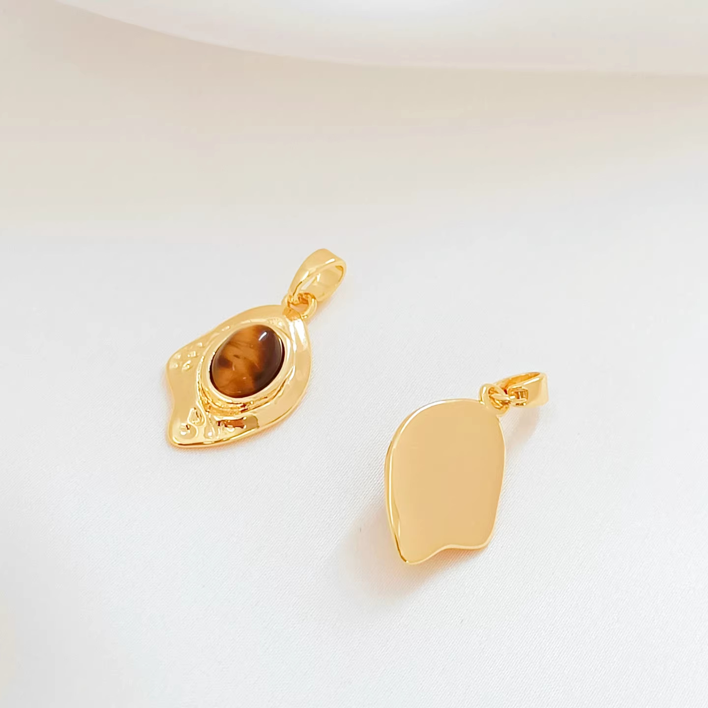 2:Cz981 irregular oval pendant gold