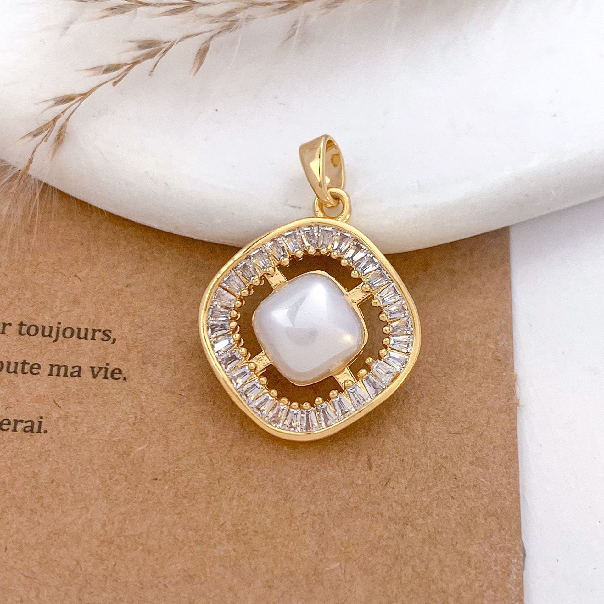 5:Xl3017 diamond pendant gold small size