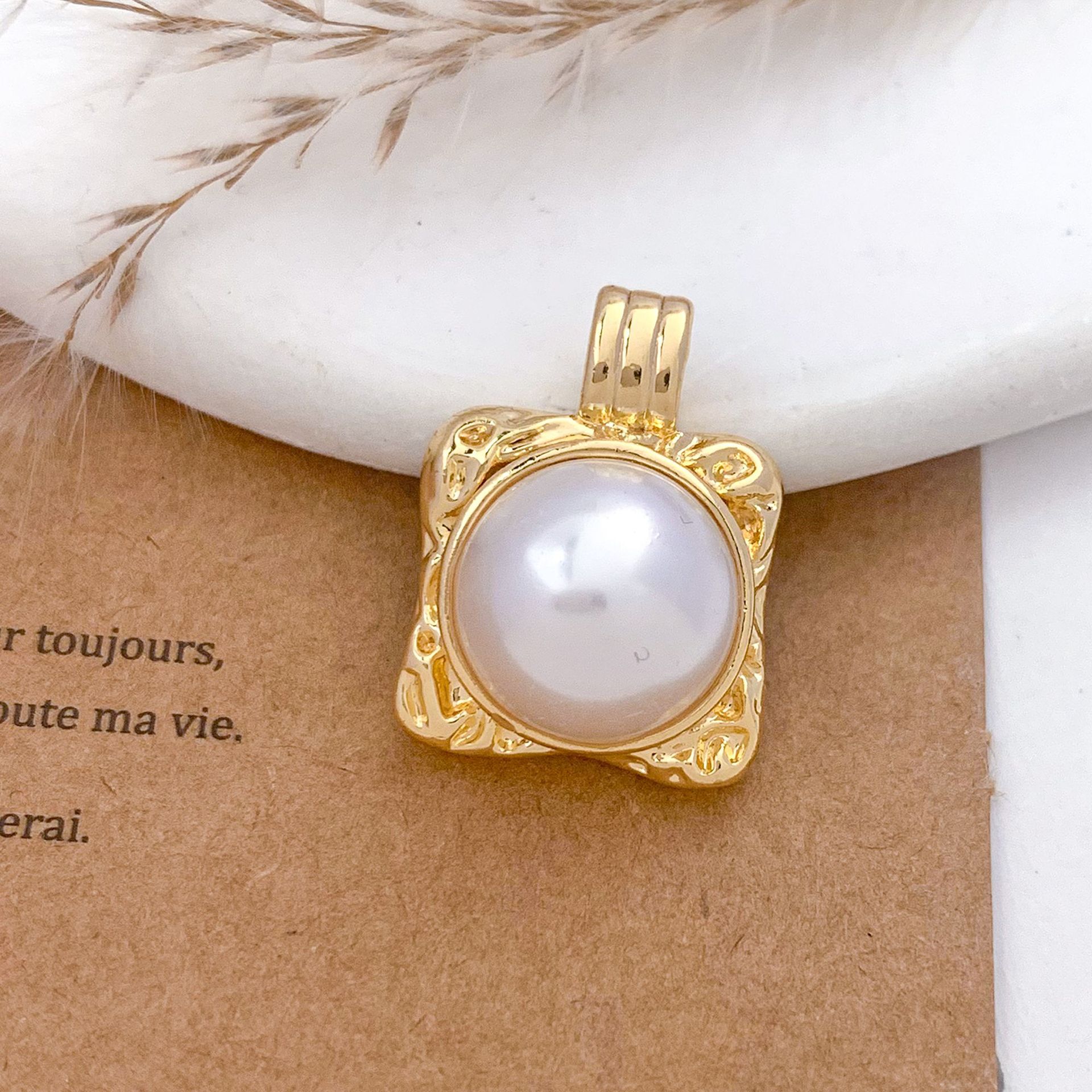 10:Xl3716 square pendant gold
