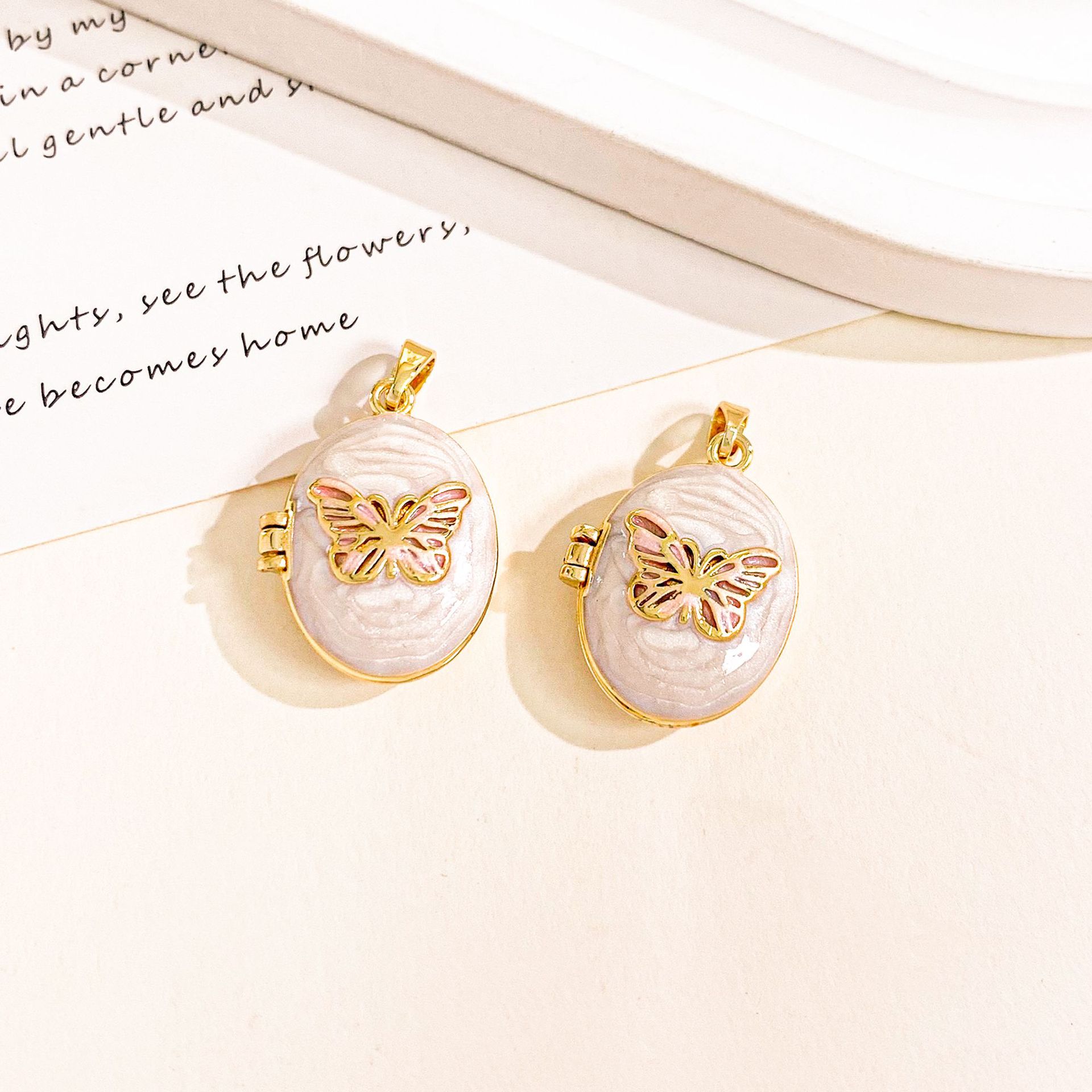 5:Xl4652 butterfly gold white photo clip pendant can be opened