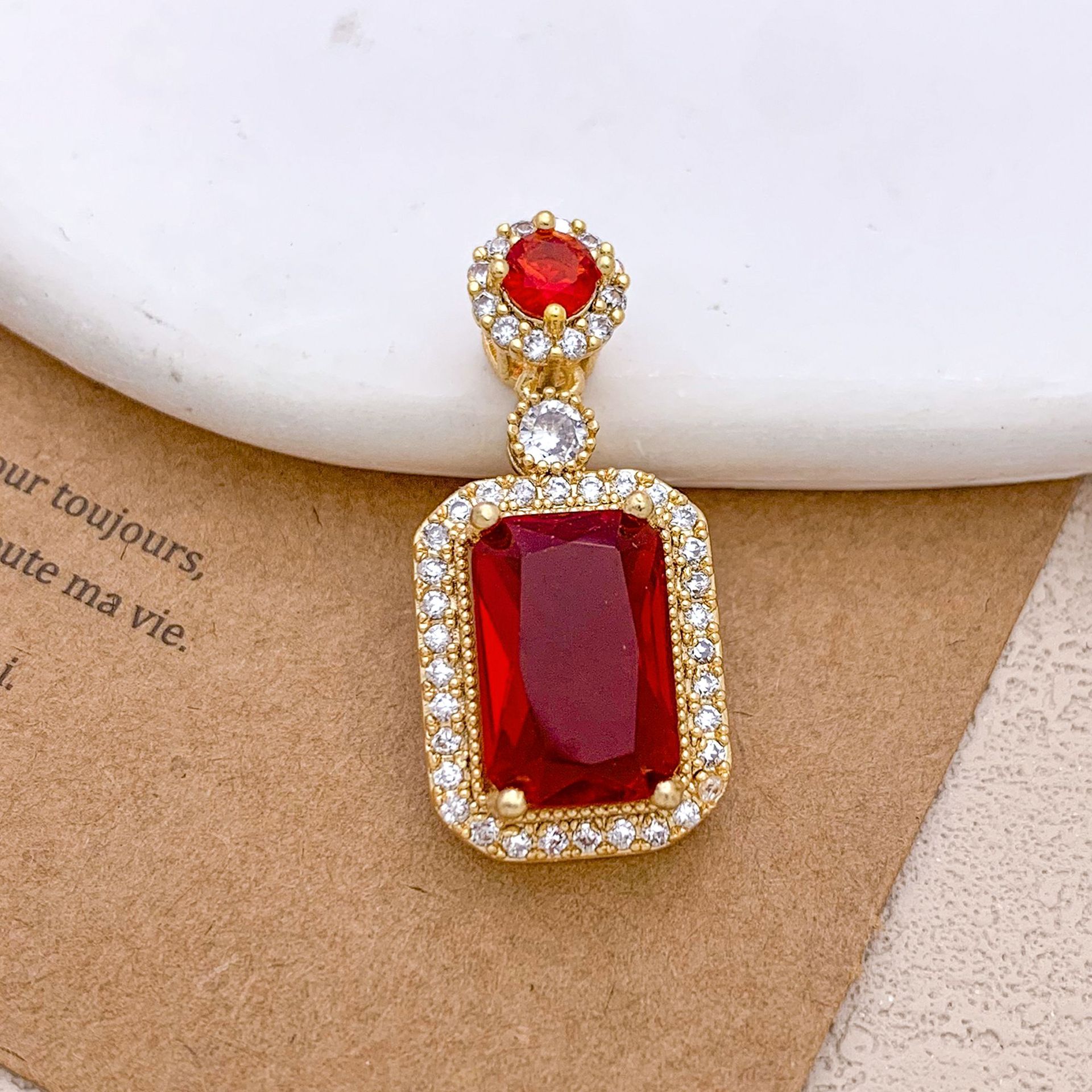 2:Xl123 red rectangular pendant gold