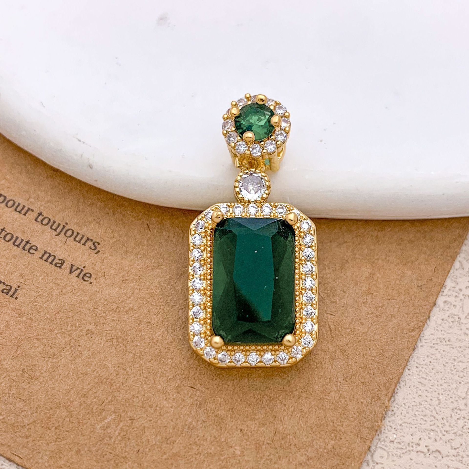 3:Xl123 emerald rectangular pendant gold