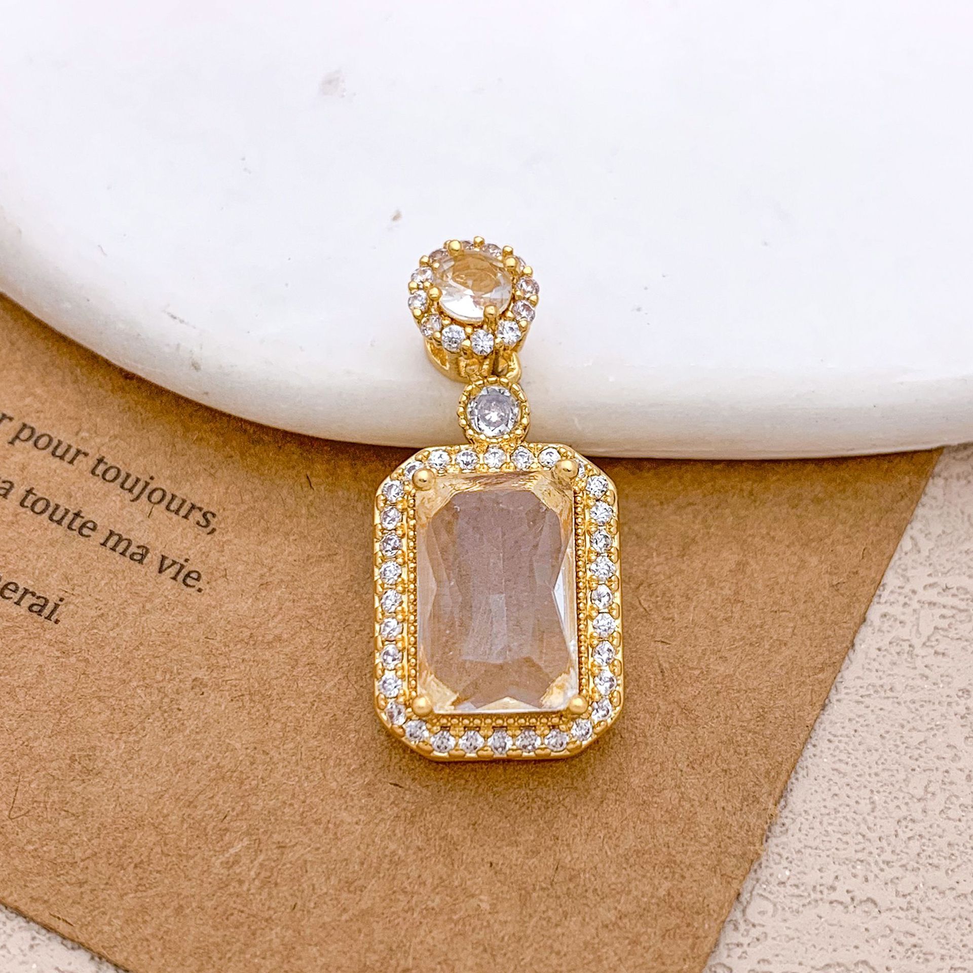 5:Xl123 rectangular pendant gold