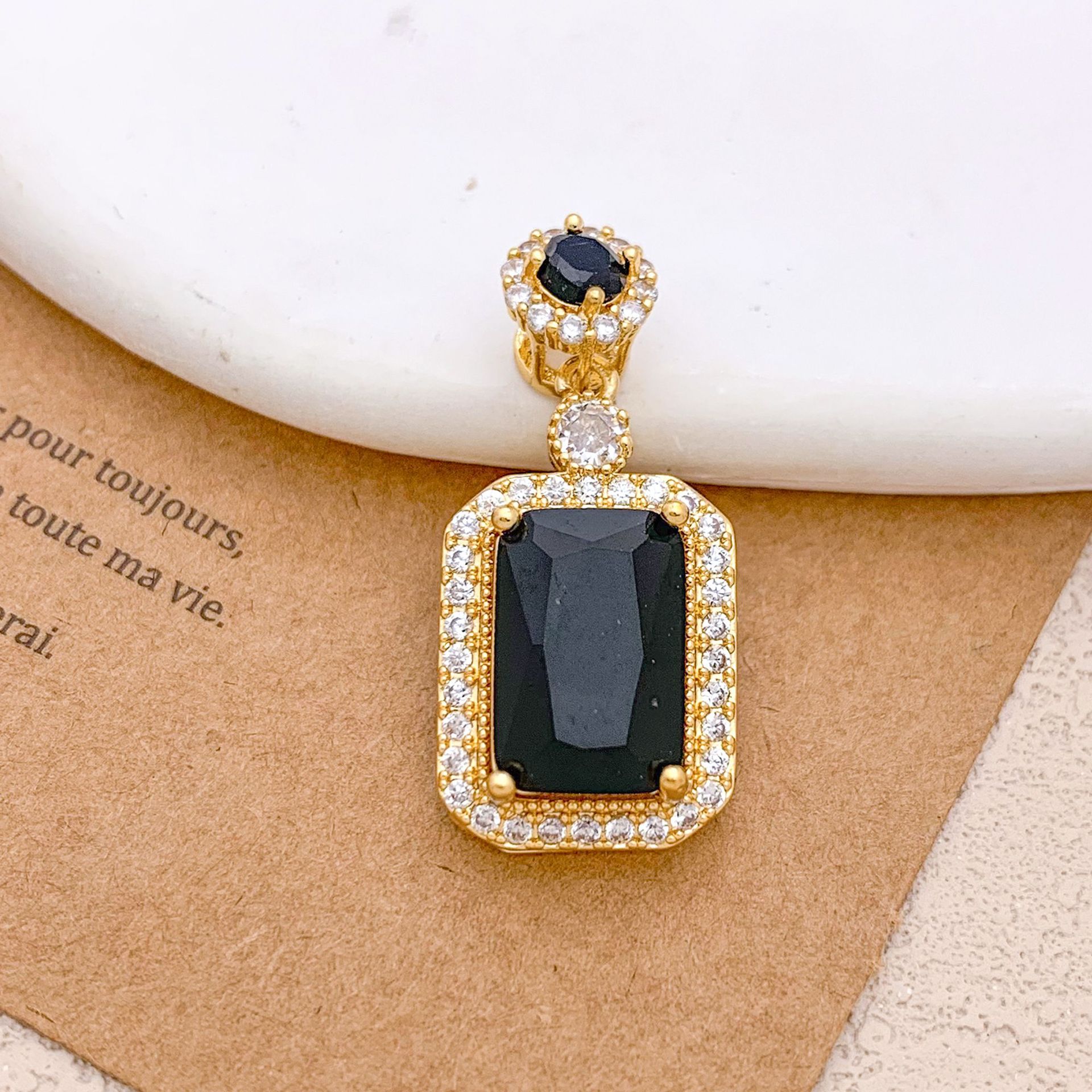 6:Xl123 black rectangular pendant gold