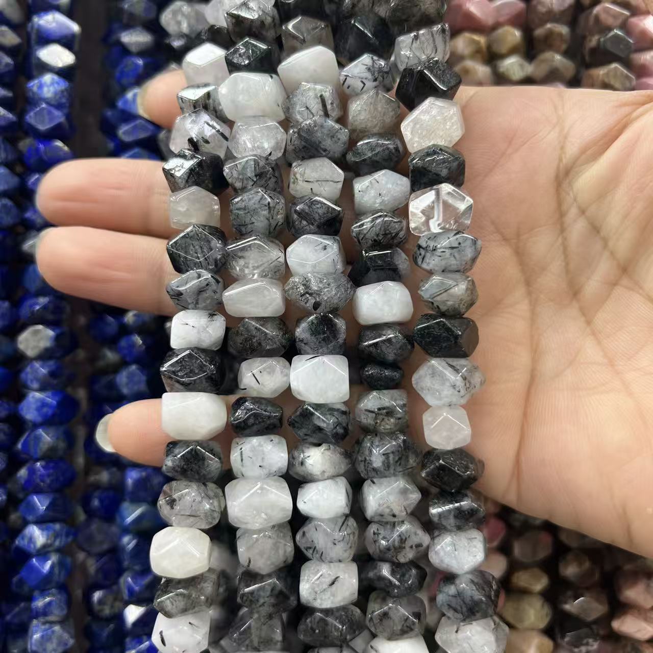 4:Black hair crystal