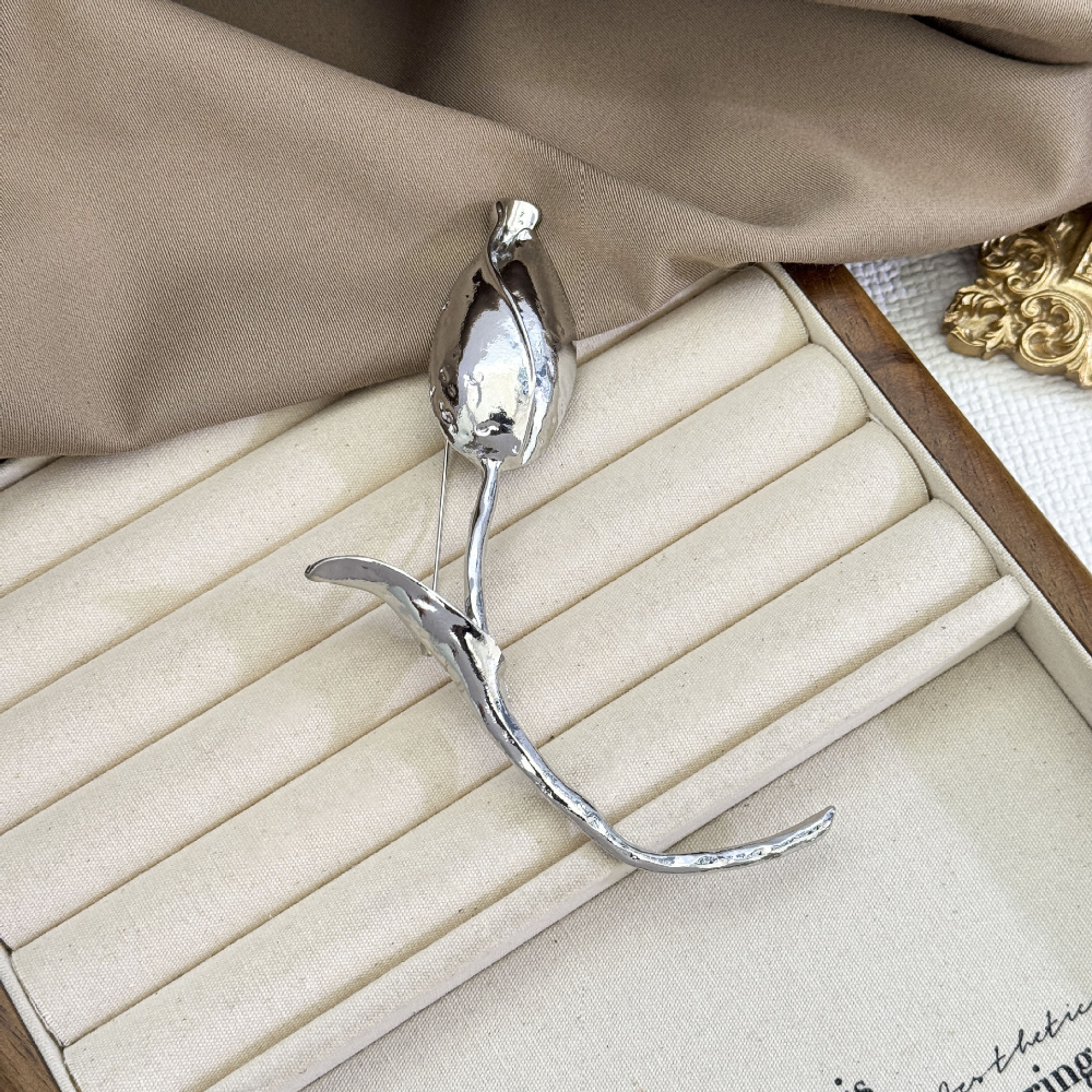 Rosebud brooch-silver