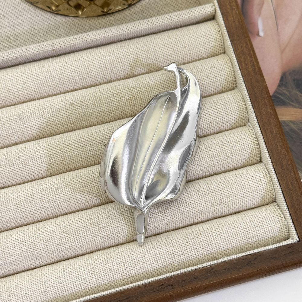 Glossy irregular leaf brooch-silver
