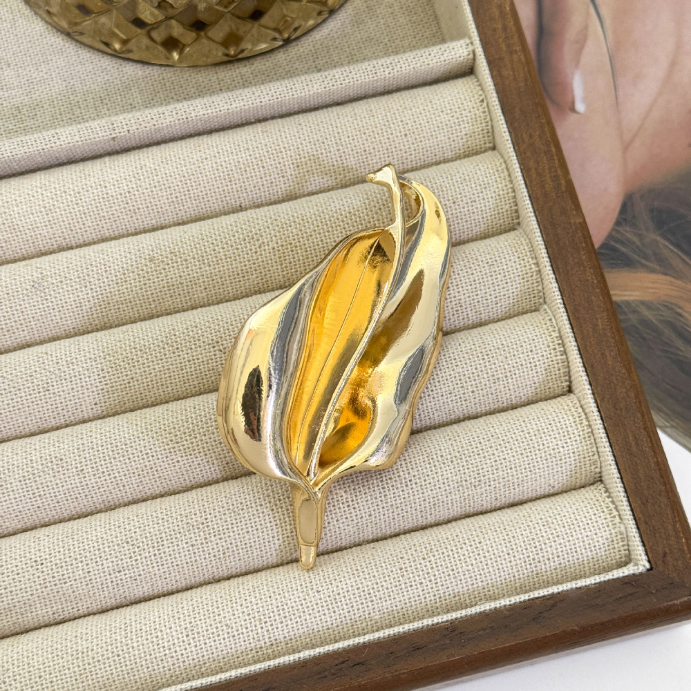 Glossy irregular leaf brooch-gold